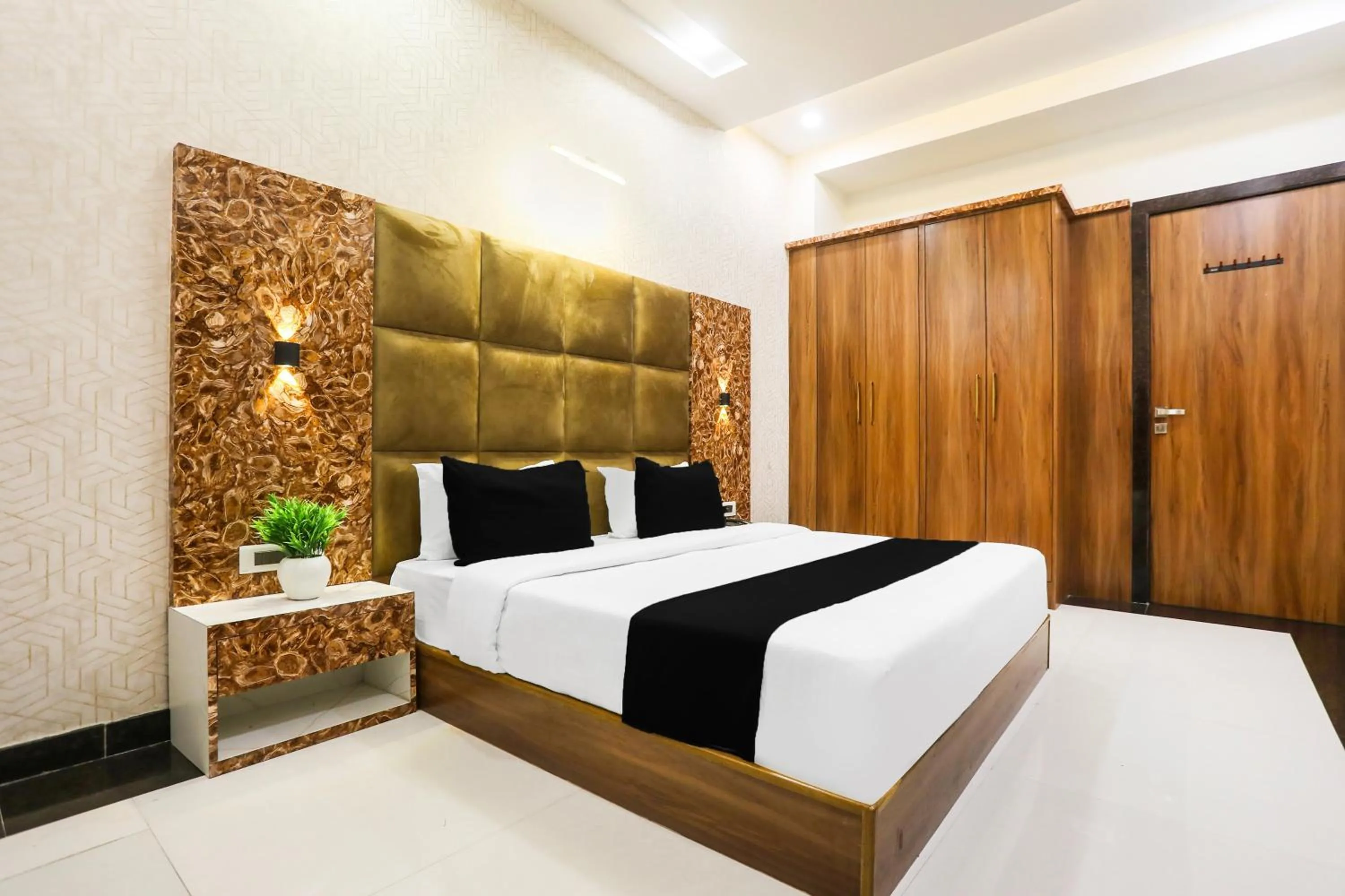 Bedroom, Bed in Townhouse Kota Airport Formerly Hotel Shaily Royal