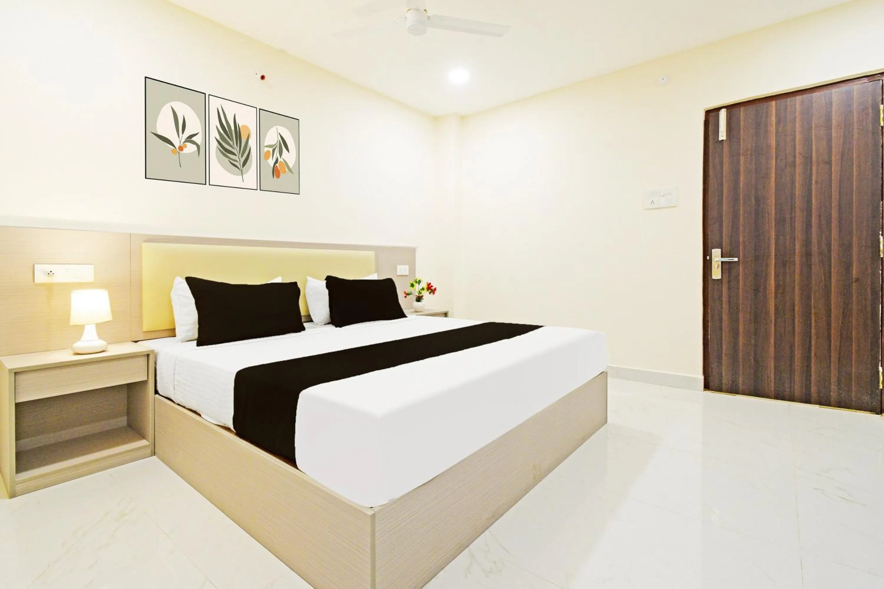 Bedroom, Bed in Super Collection O Sanath Nagar Near Railway Station