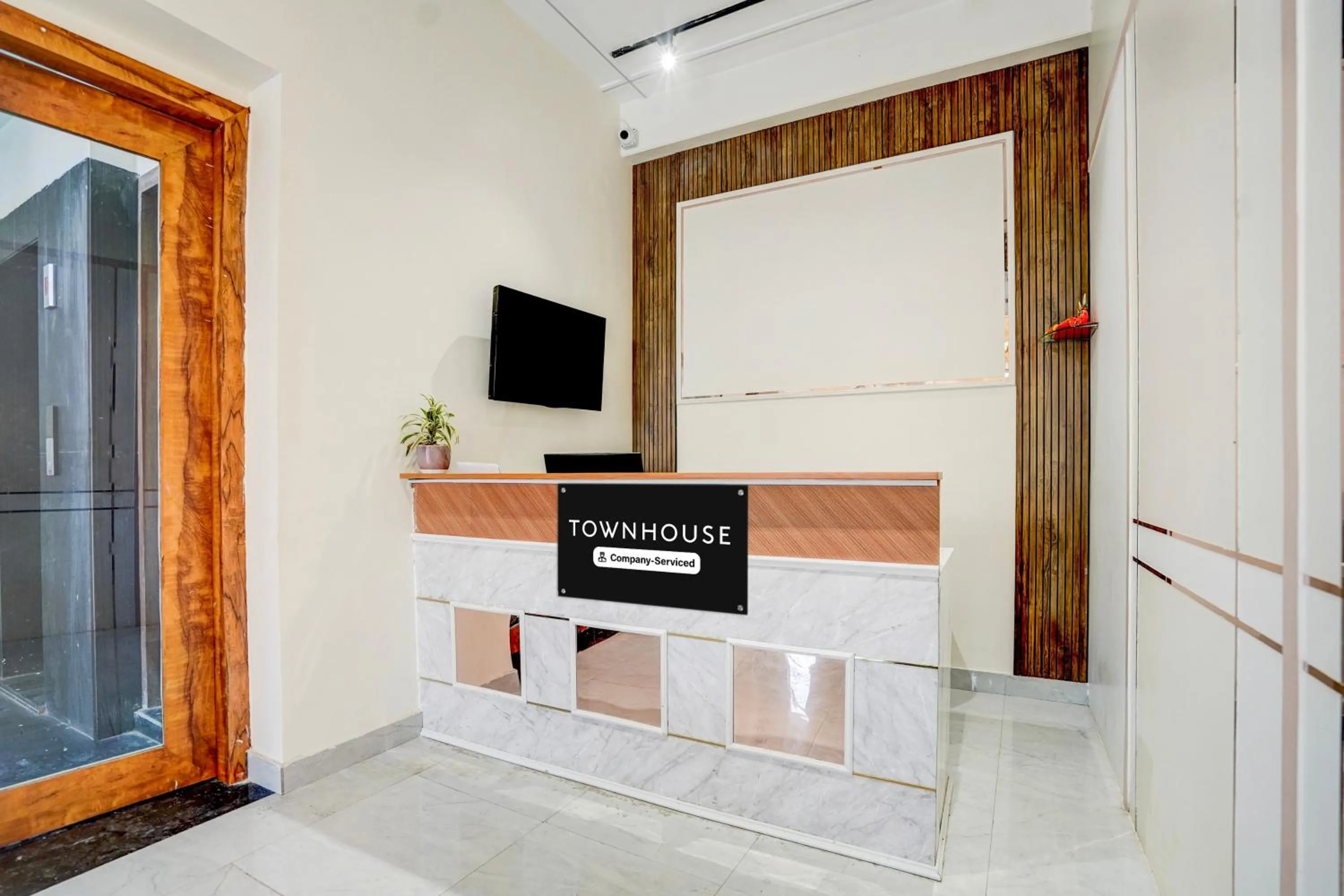 Lobby or reception in Super Townhouse Lahartara Railway Bridge Near Bus Stop