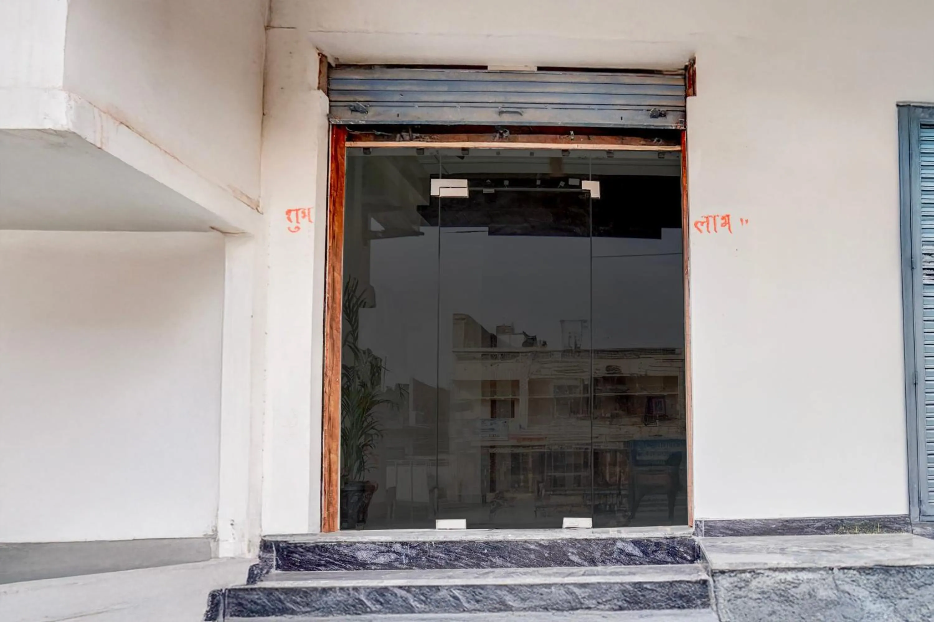 Facade/entrance in Super Townhouse Lahartara Railway Bridge Near Bus Stop