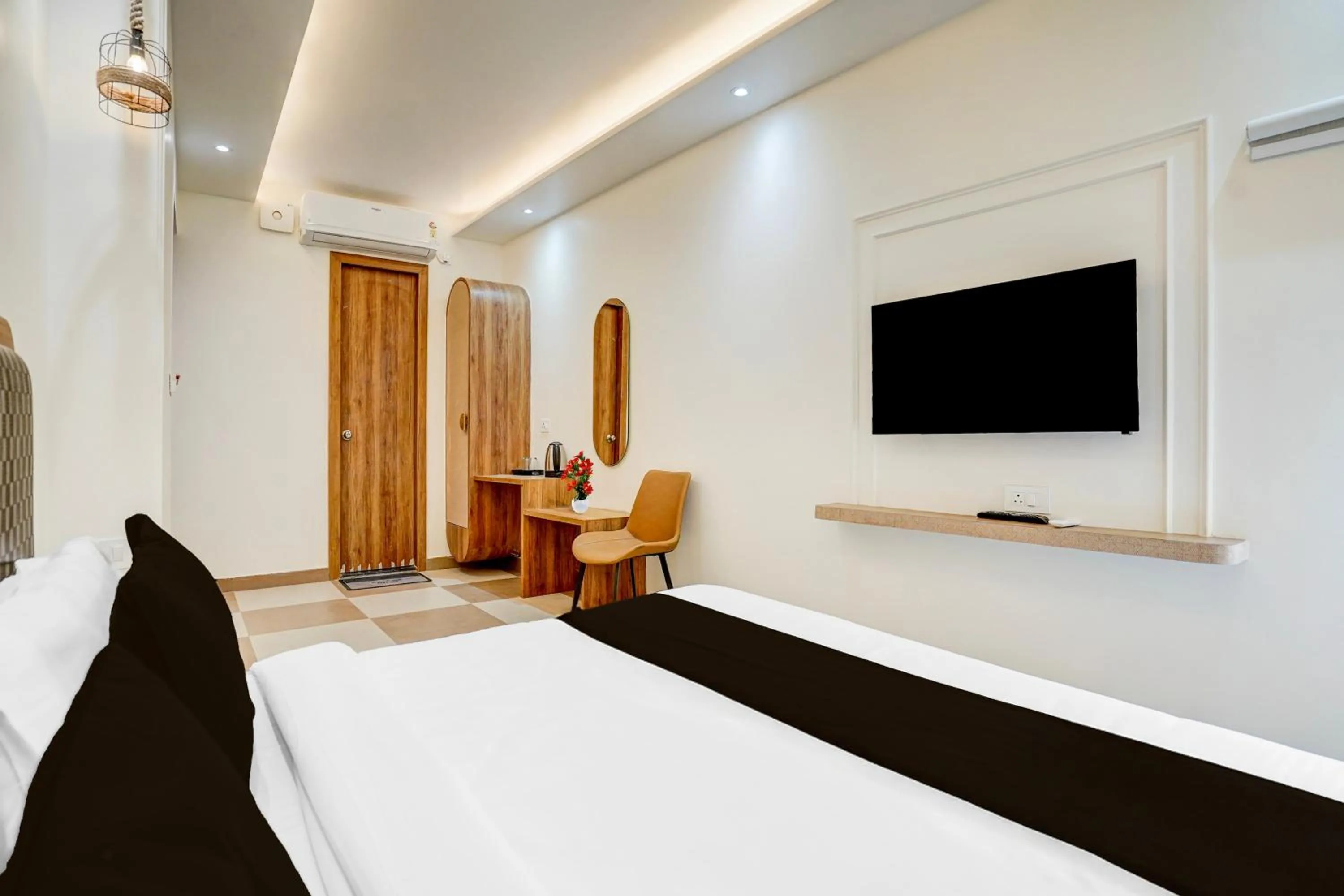 Bedroom in Super Townhouse Lahartara Railway Bridge Near Bus Stop