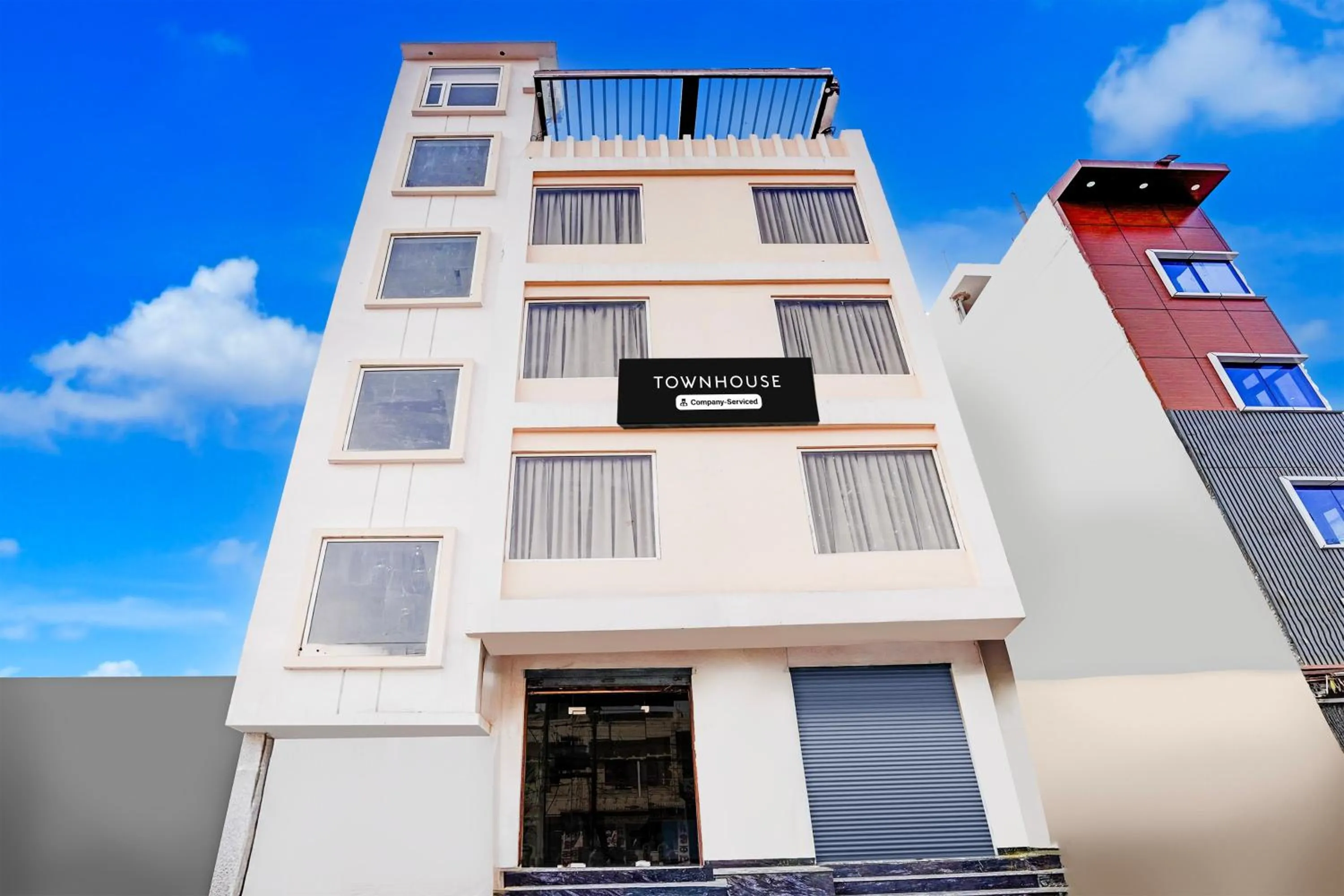 Facade/entrance in Super Townhouse Lahartara Railway Bridge Near Bus Stop