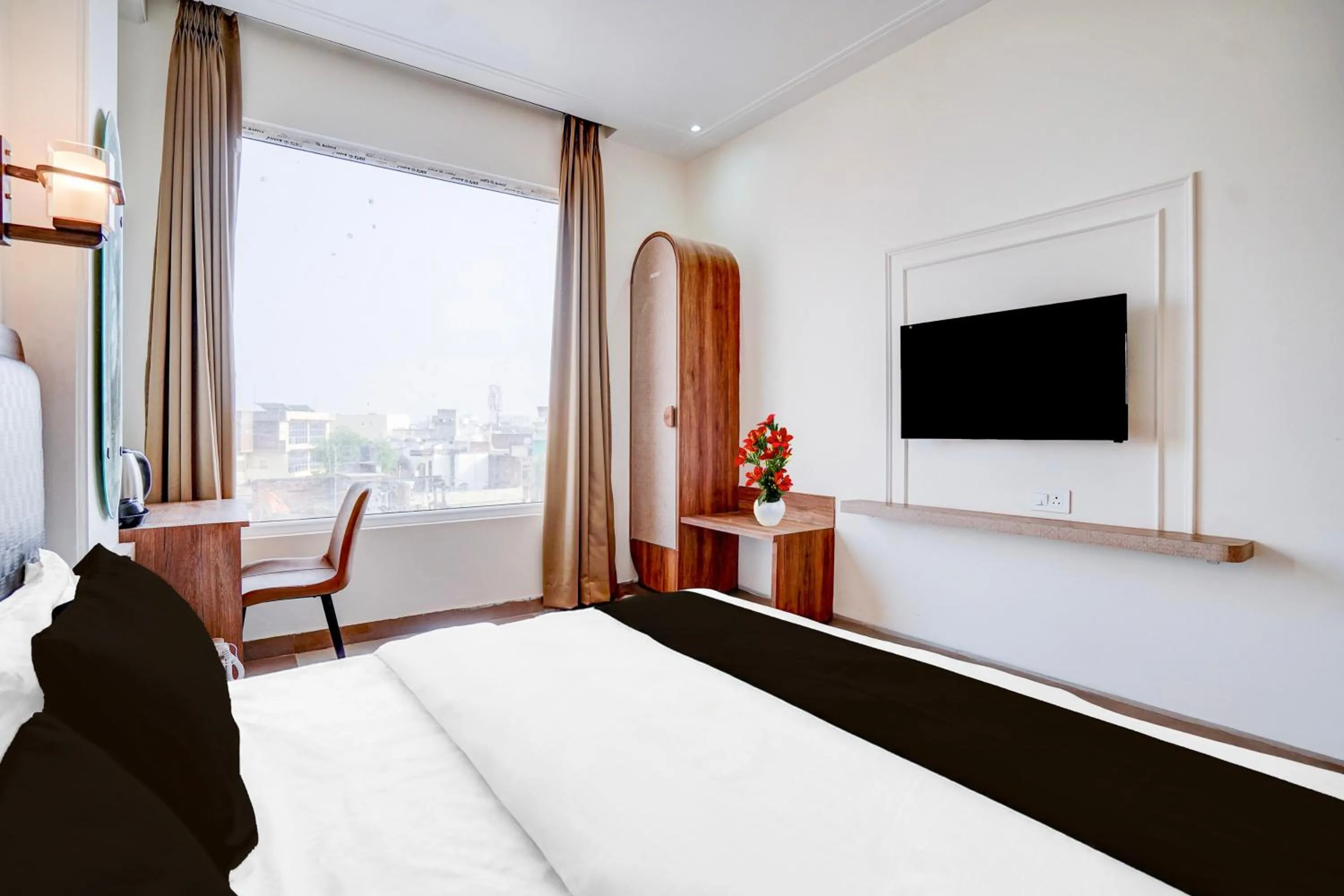 Bedroom in Super Townhouse Lahartara Railway Bridge Near Bus Stop