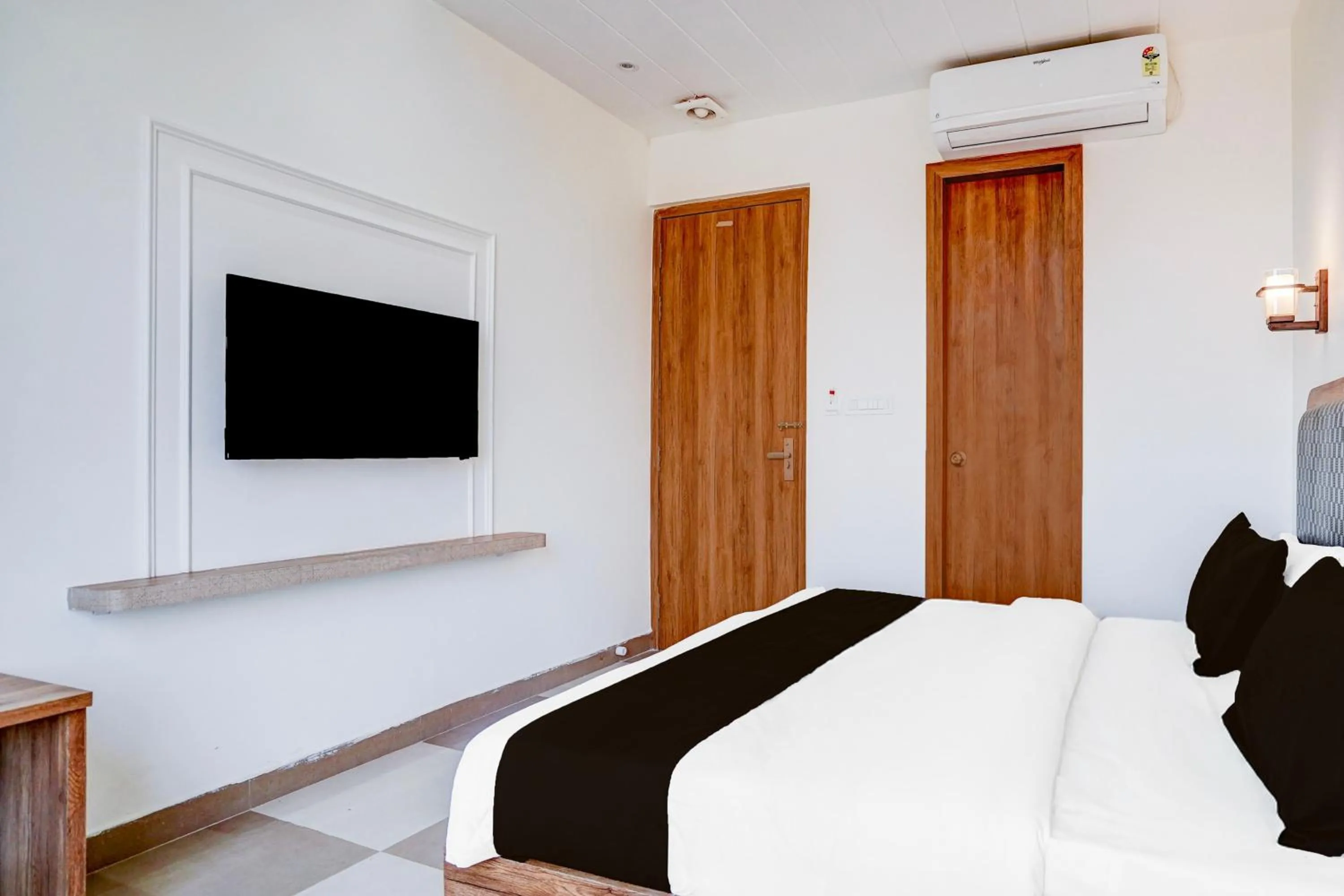 Bedroom in Super Townhouse Lahartara Railway Bridge Near Bus Stop
