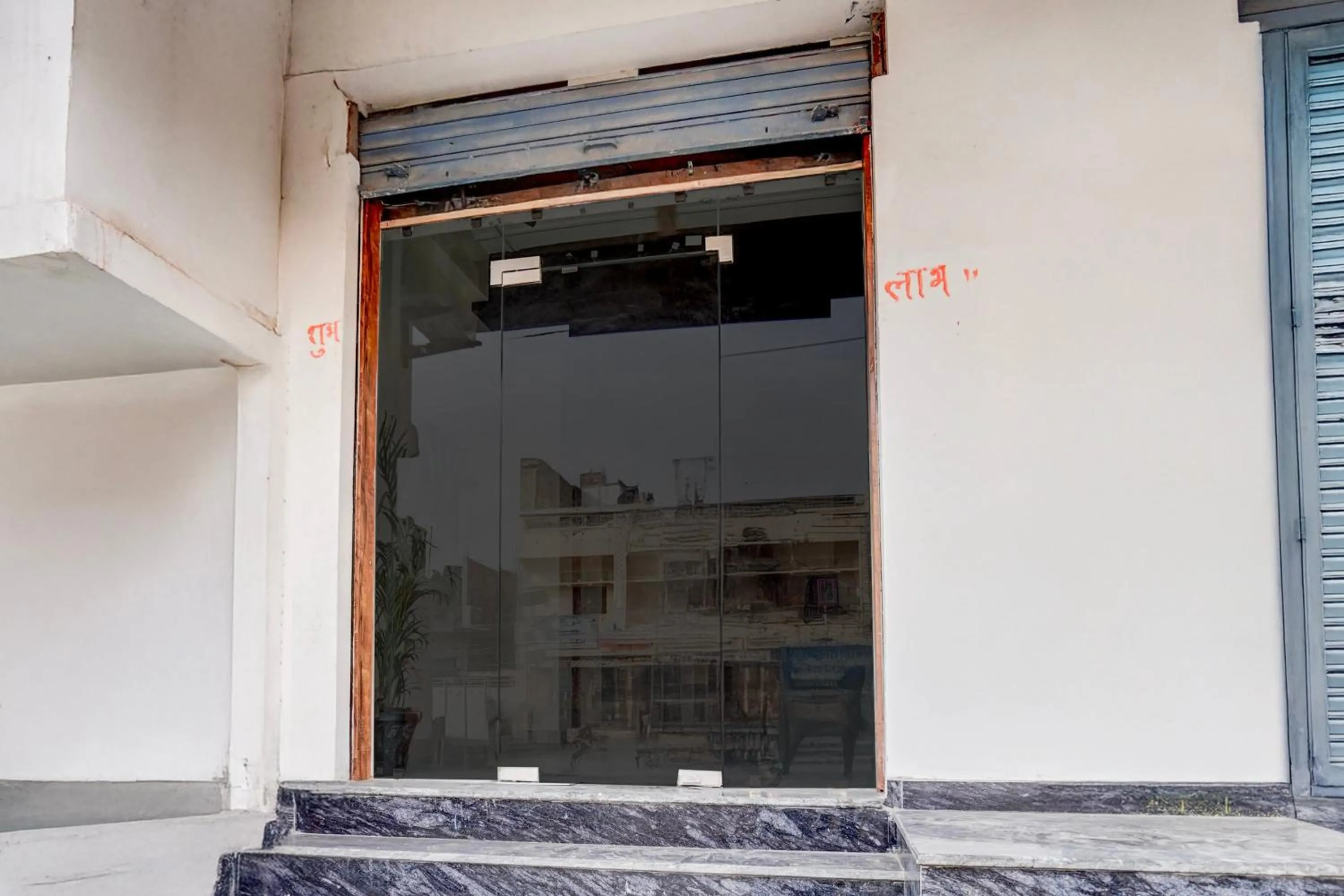 Facade/entrance in Super Townhouse Lahartara Railway Bridge Near Bus Stop