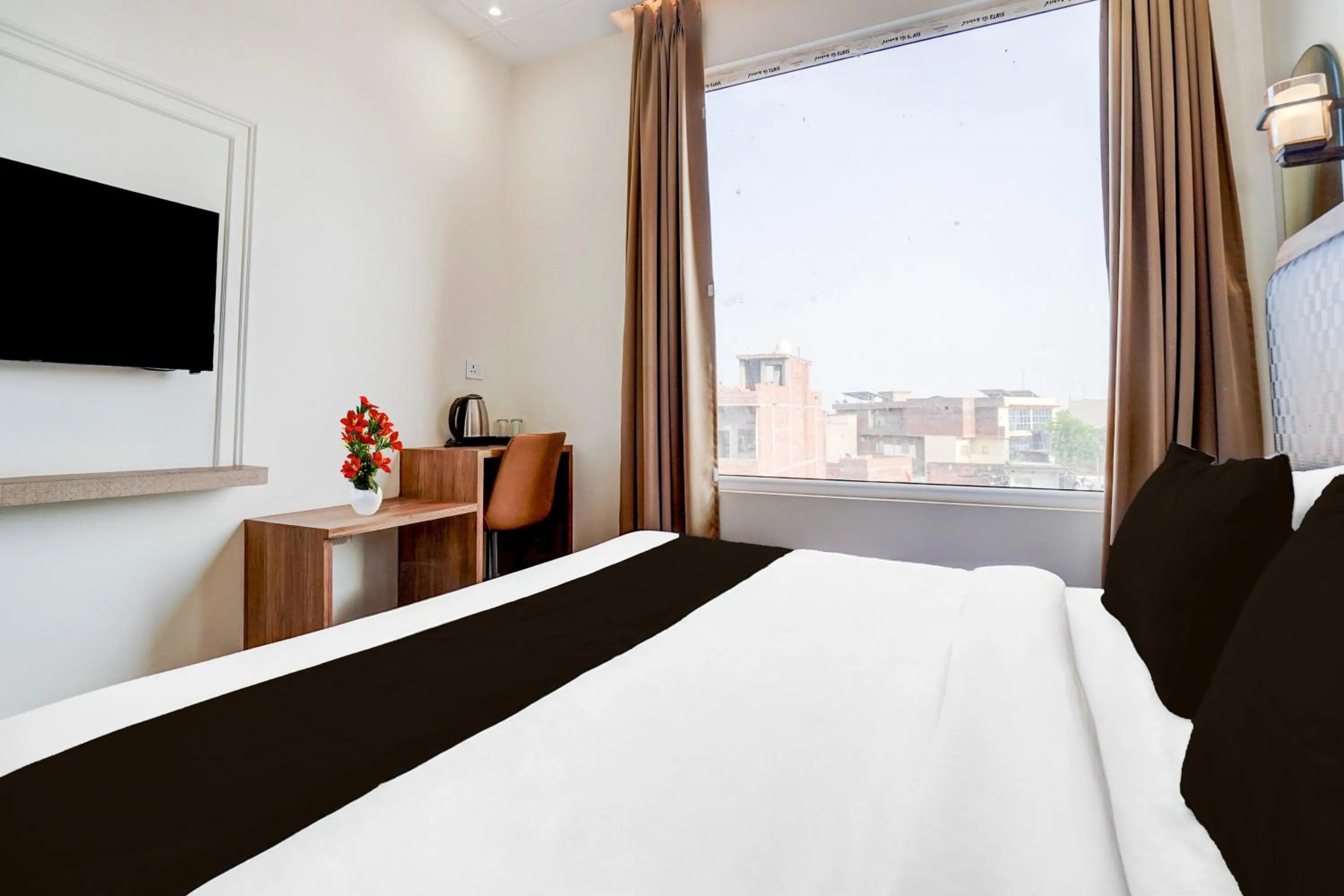 Bedroom in Super Townhouse Lahartara Railway Bridge Near Bus Stop