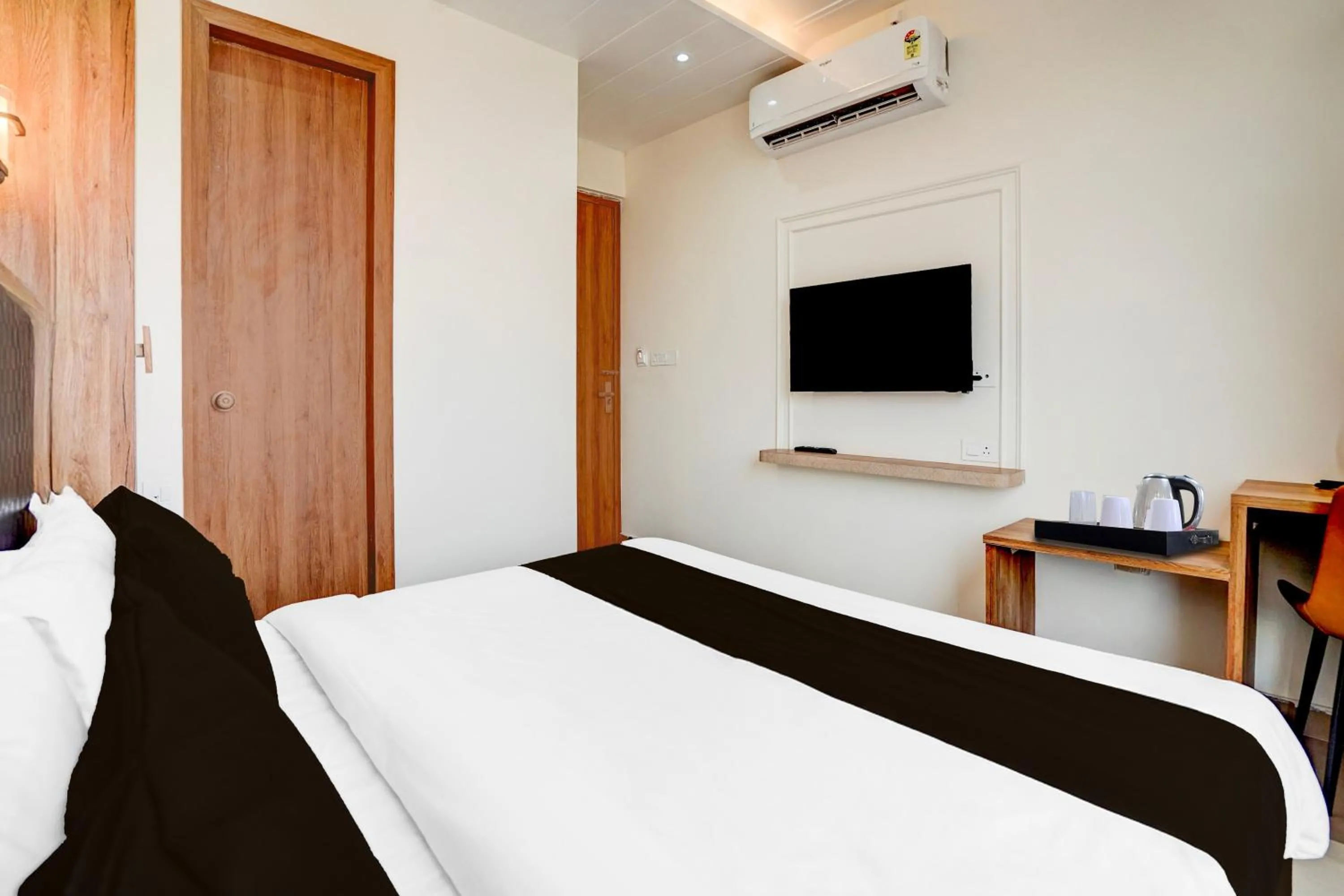 Bedroom in Super Townhouse Lahartara Railway Bridge Near Bus Stop