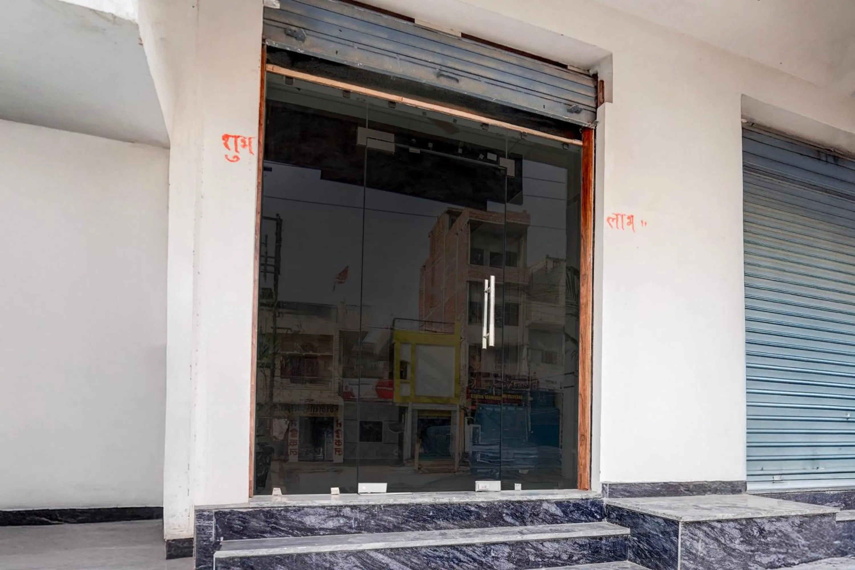 Facade/entrance in Super Townhouse Lahartara Railway Bridge Near Bus Stop