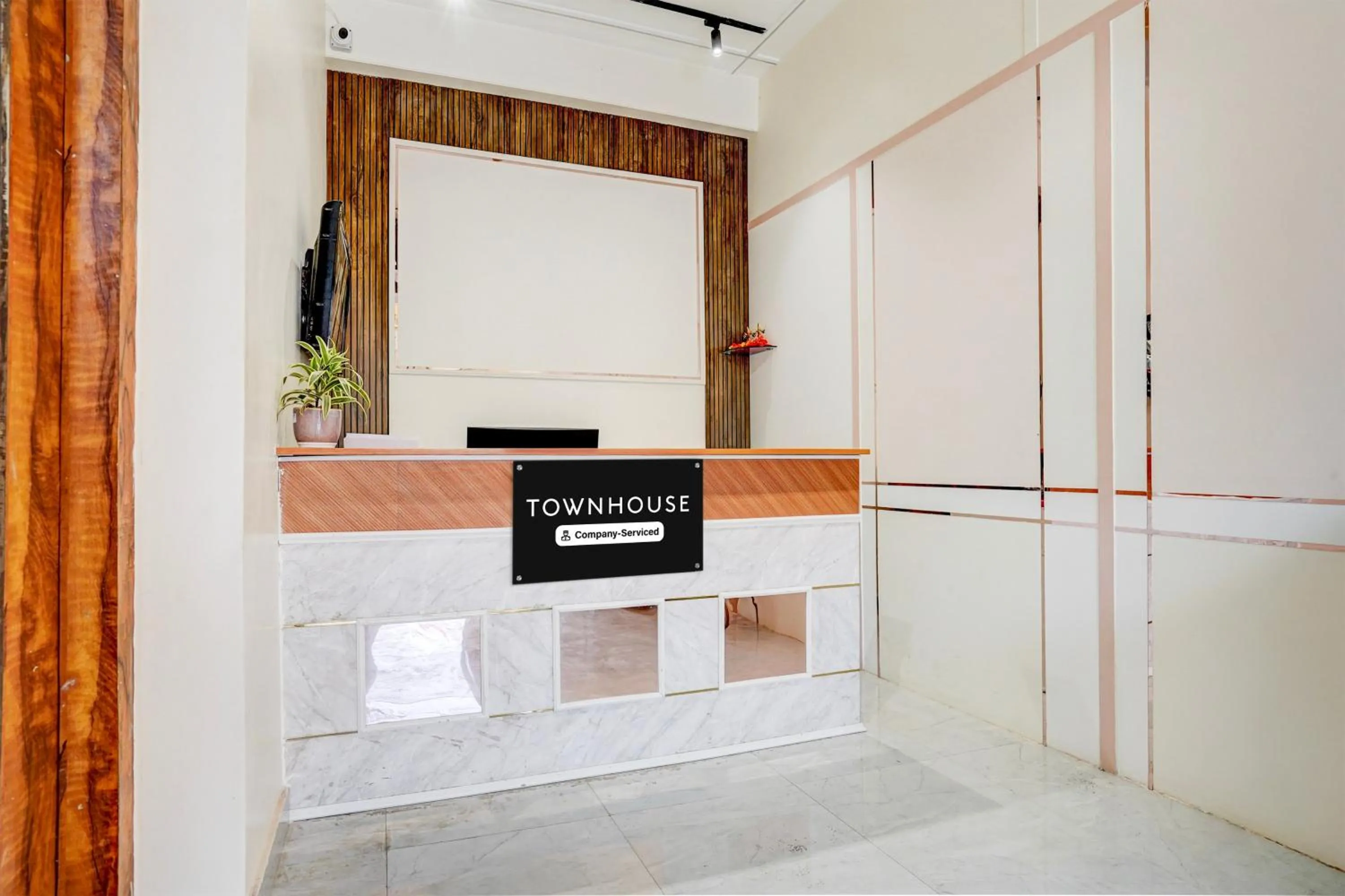 Lobby or reception in Super Townhouse Lahartara Railway Bridge Near Bus Stop