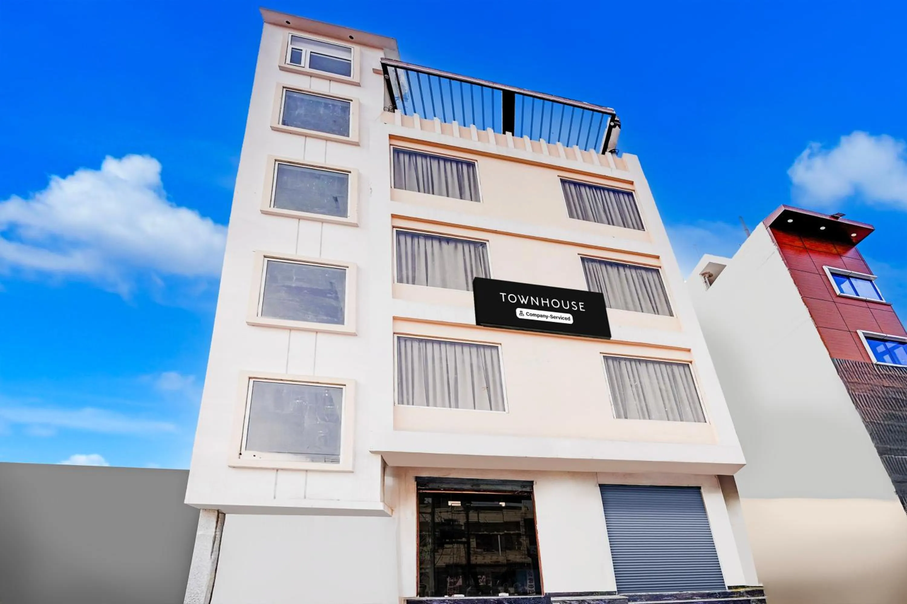 Facade/entrance in Super Townhouse Lahartara Railway Bridge Near Bus Stop
