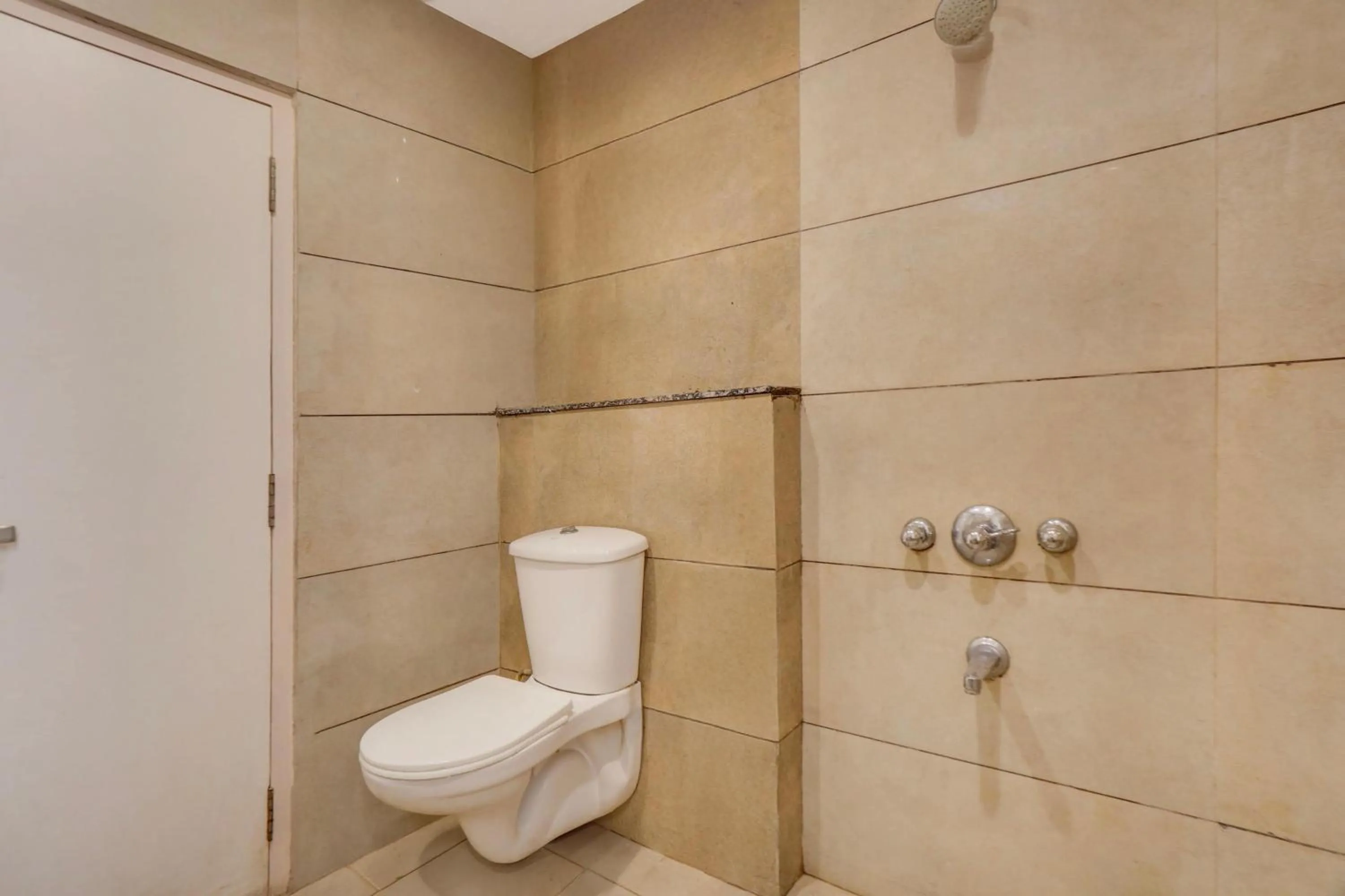 Bathroom in Hotel O Haldwani Near Bus Stand