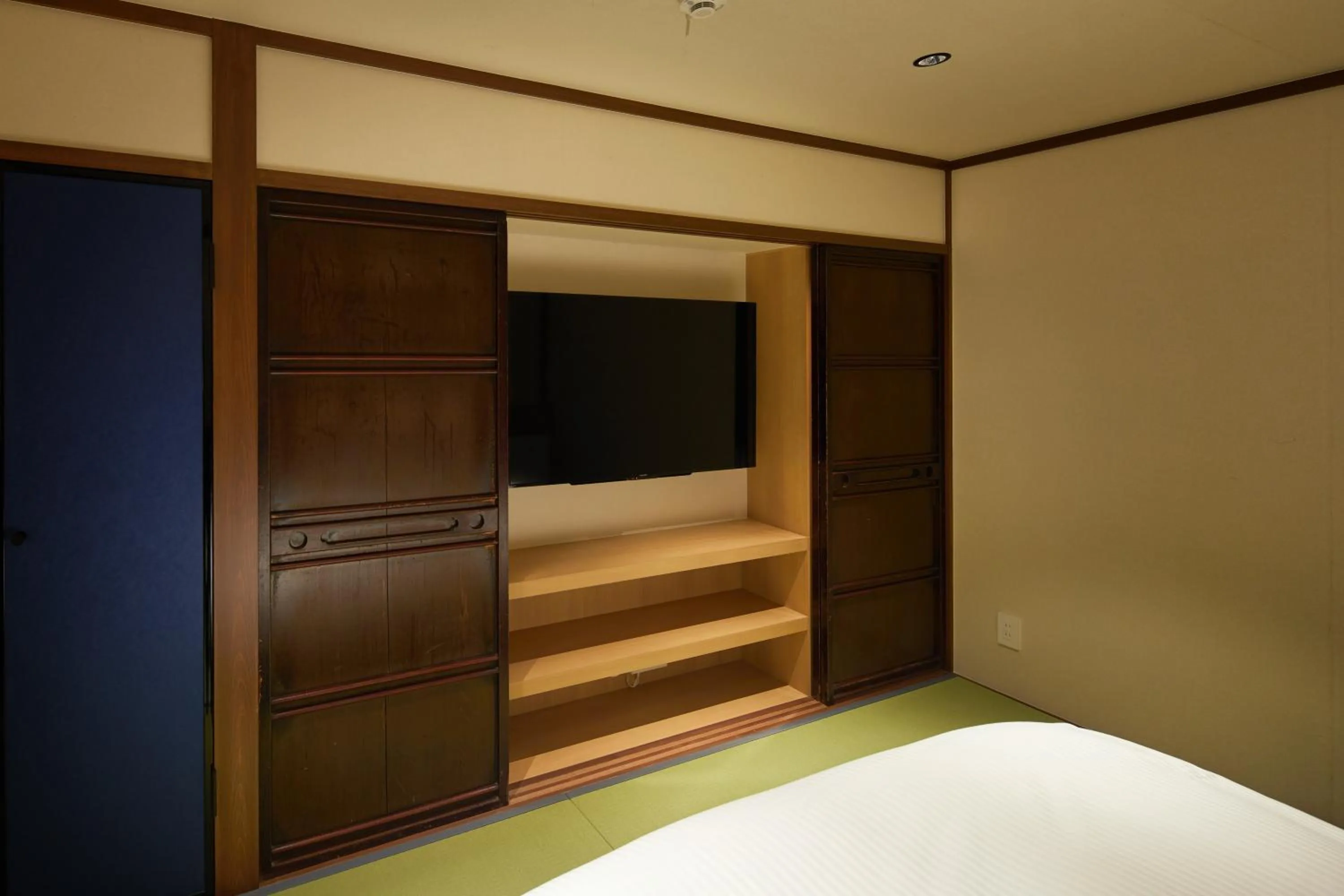 TV and multimedia, Bed in Enso Machiya