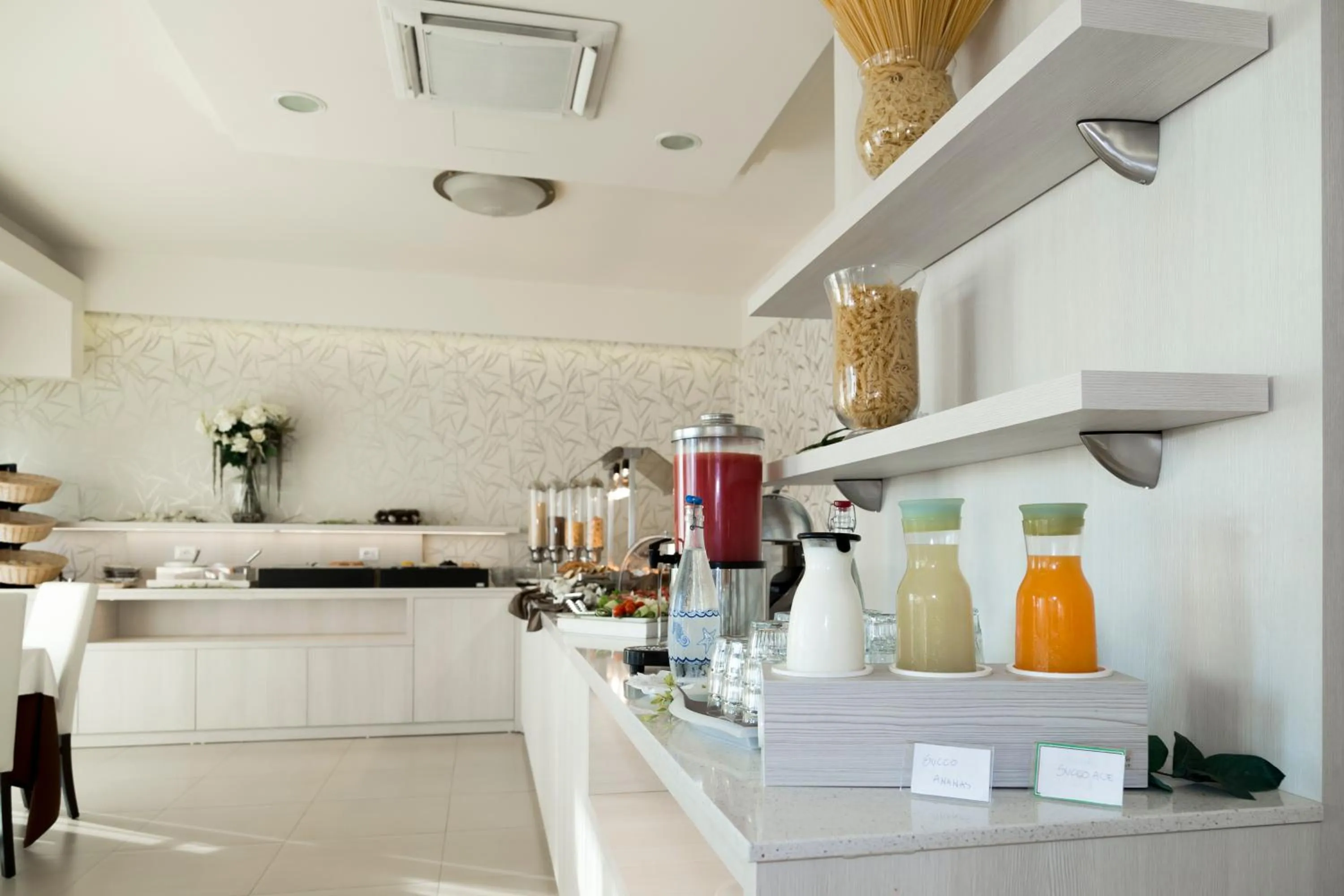 Restaurant/places to eat in Hotel Life