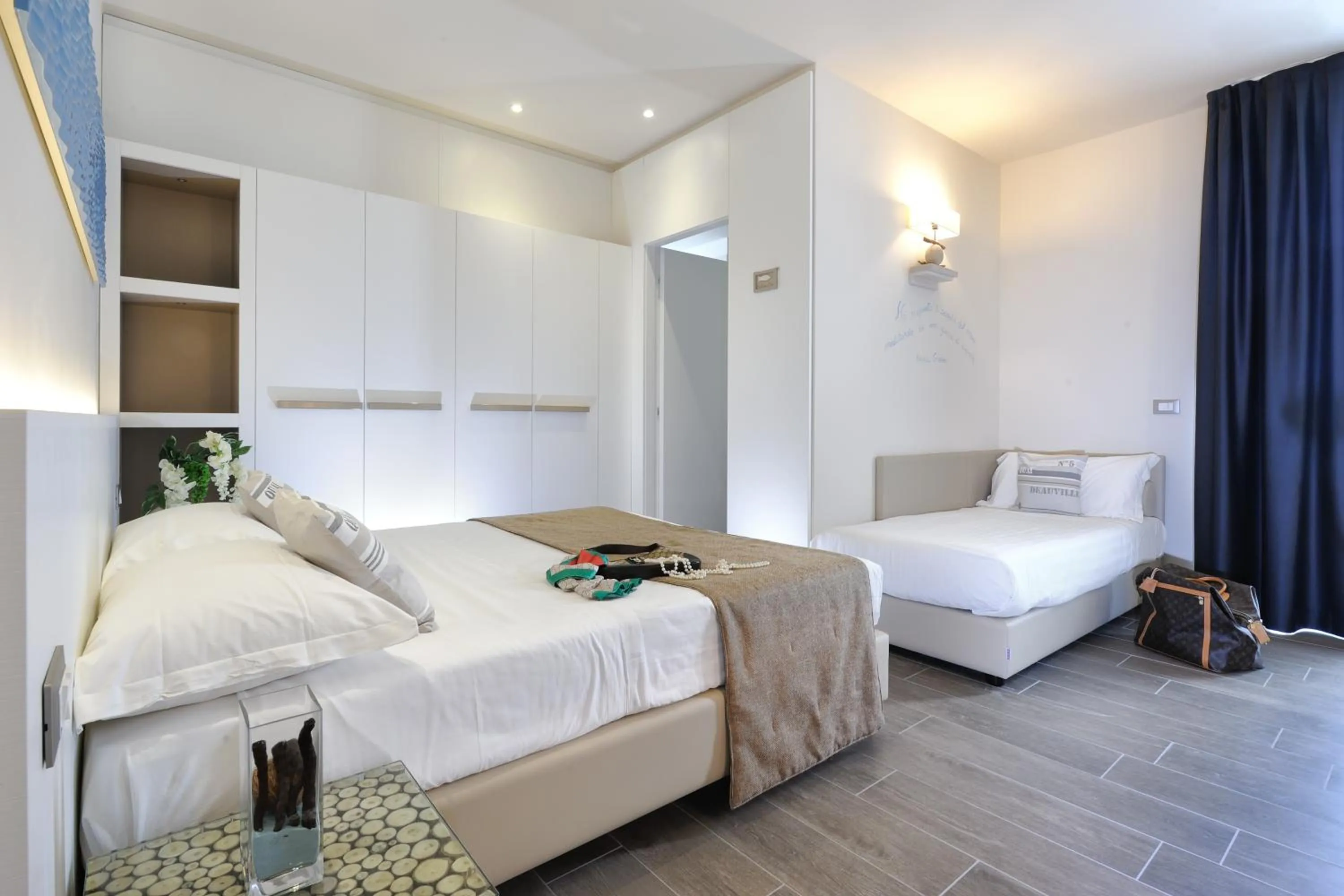 Photo of the whole room, Bed in Hotel Life