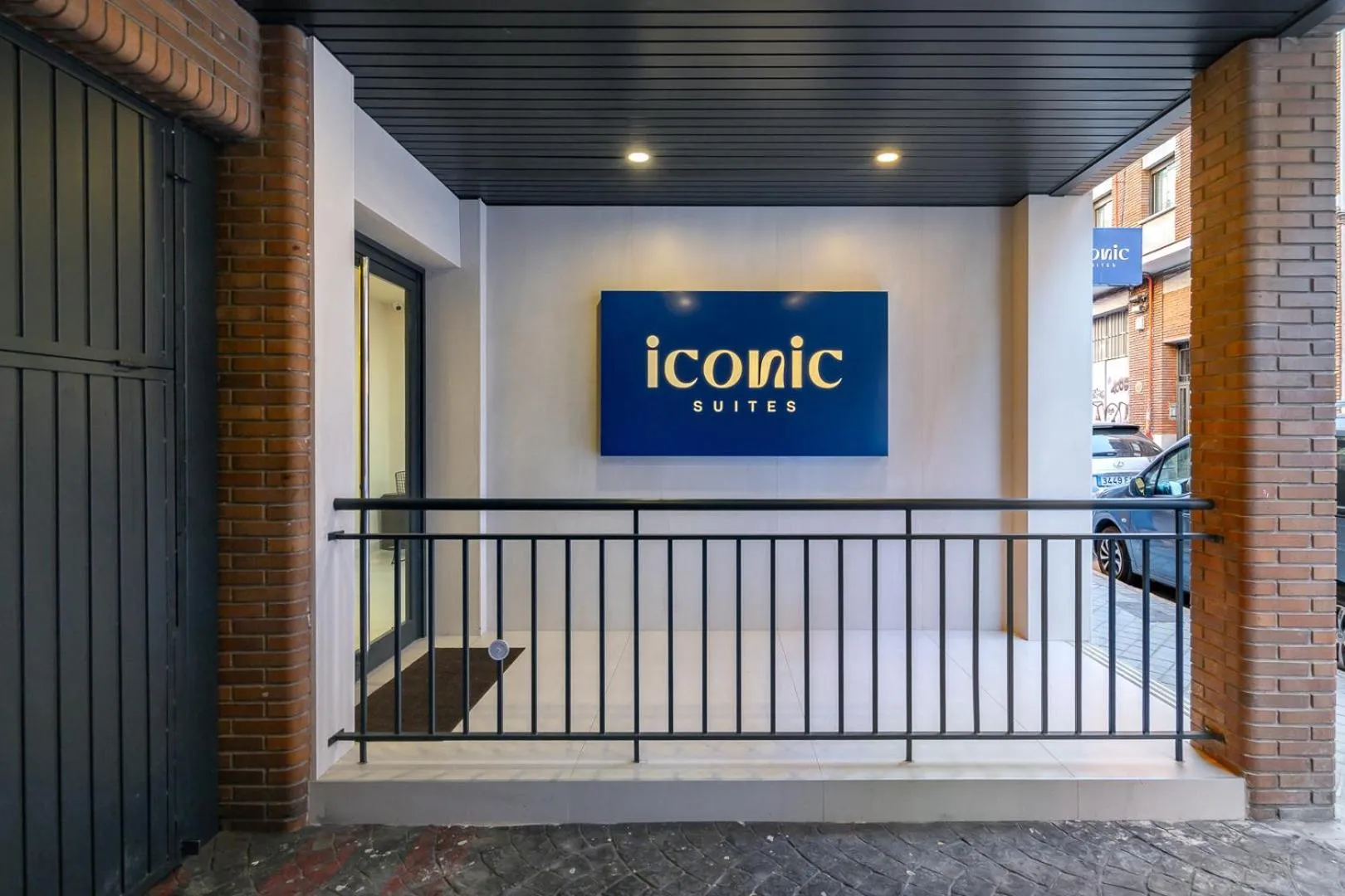 Facade/entrance in Iconic Suites