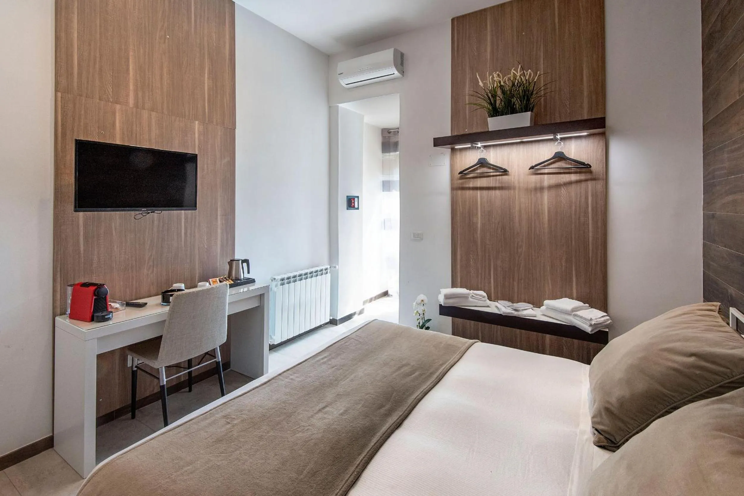 Photo of the whole room, Bed in Hotel Fiorentina