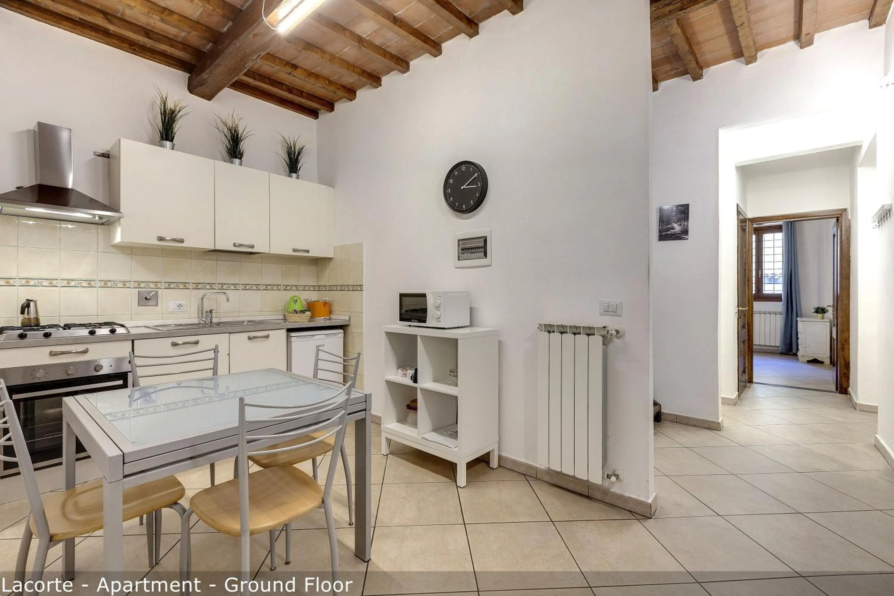 Dining area in Palazzuolo Tower Apartments by Mamo Florence