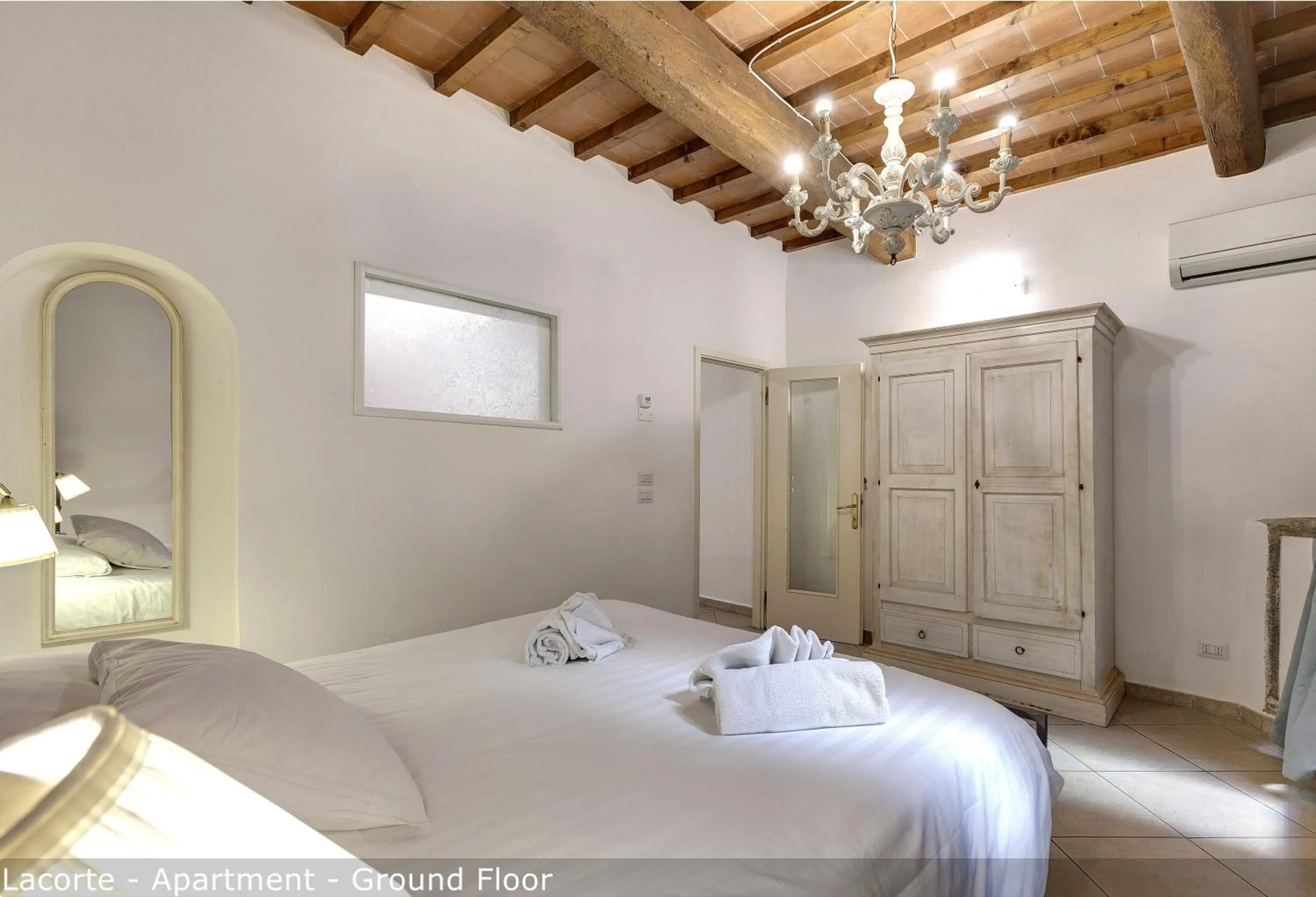 Bedroom, Bed in Palazzuolo Tower Apartments by Mamo Florence