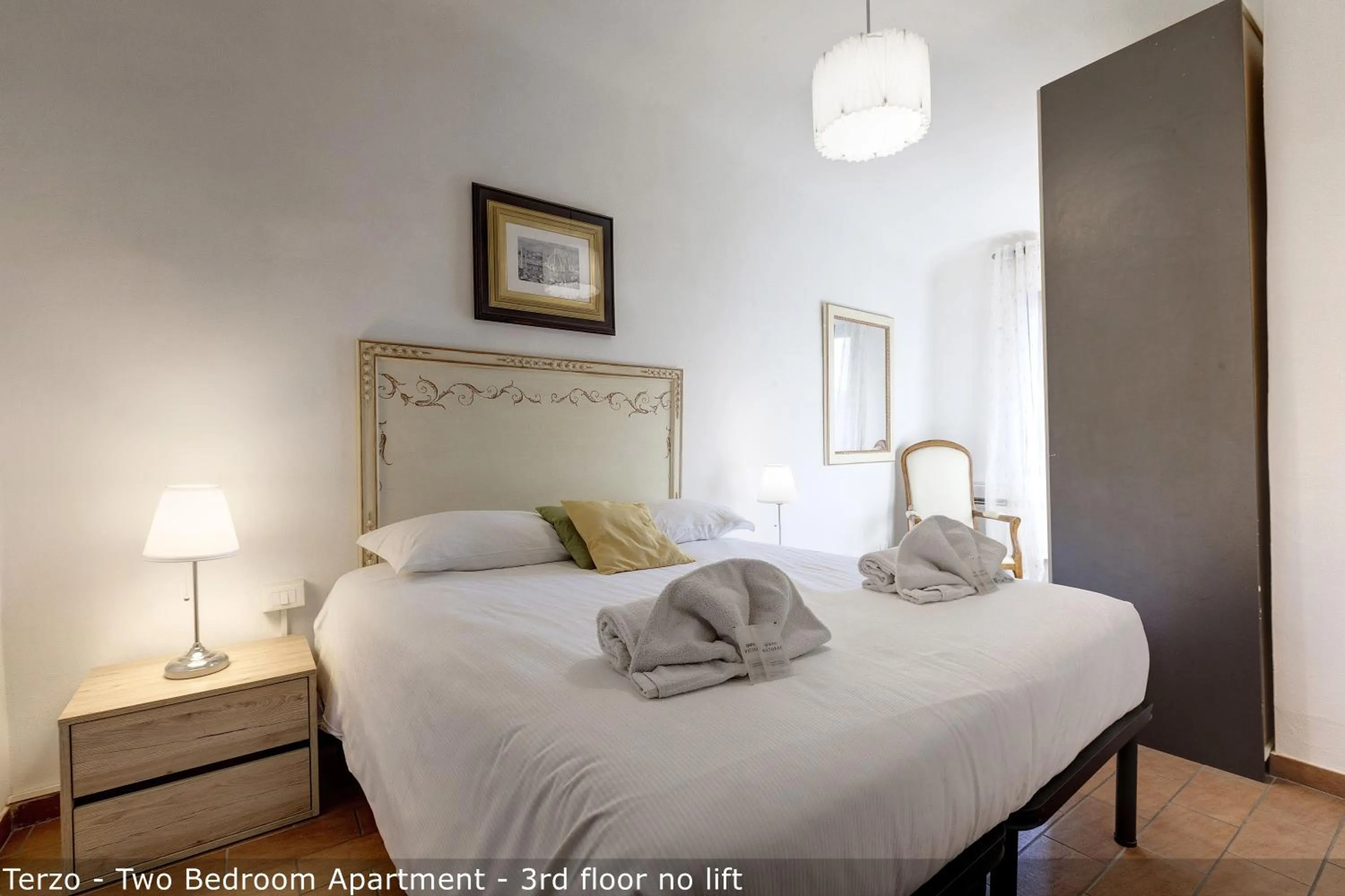 Bedroom, Bed in Palazzuolo Tower Apartments by Mamo Florence