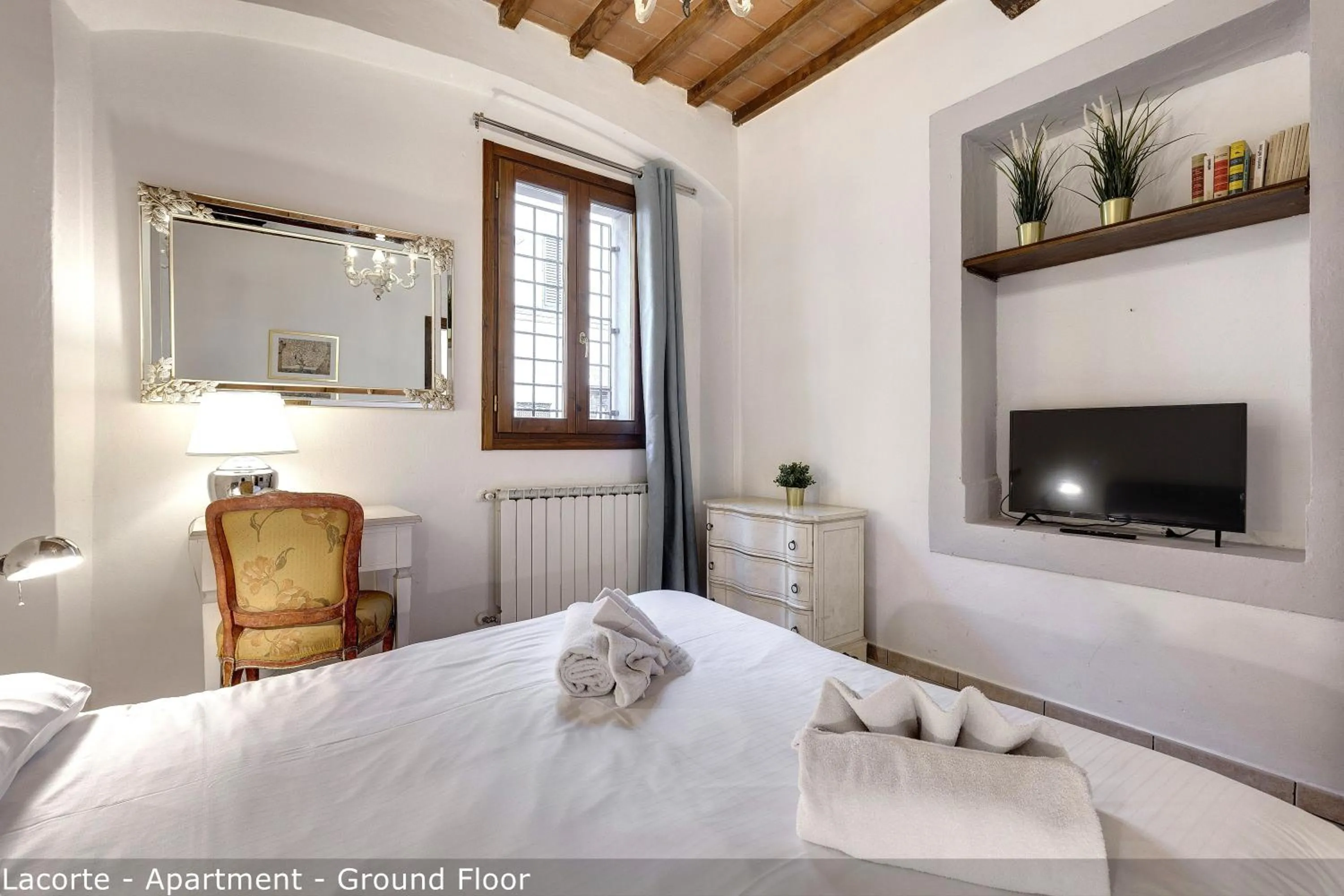 Bedroom, Bed in Palazzuolo Tower Apartments by Mamo Florence