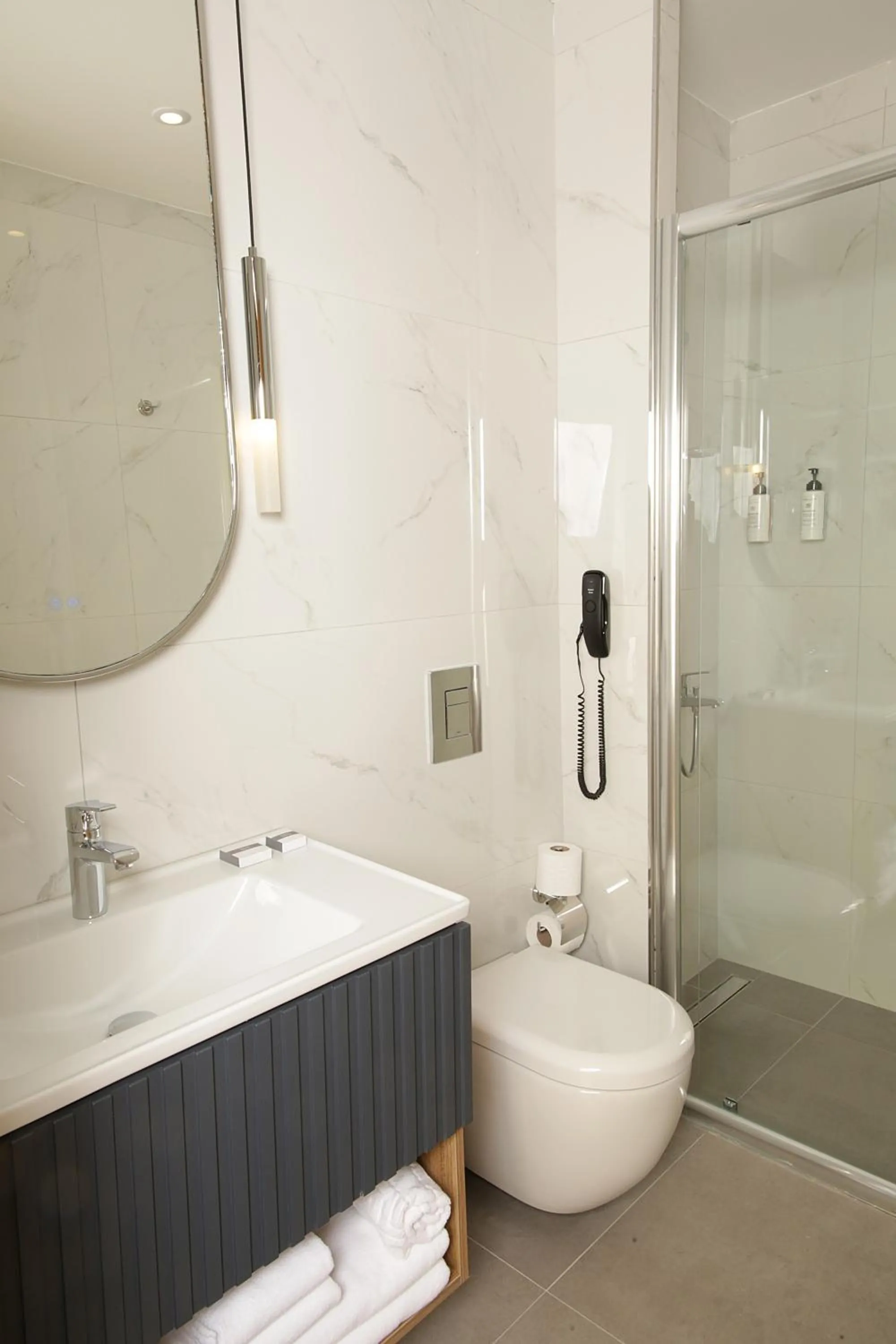 Shower in Tress Hotel