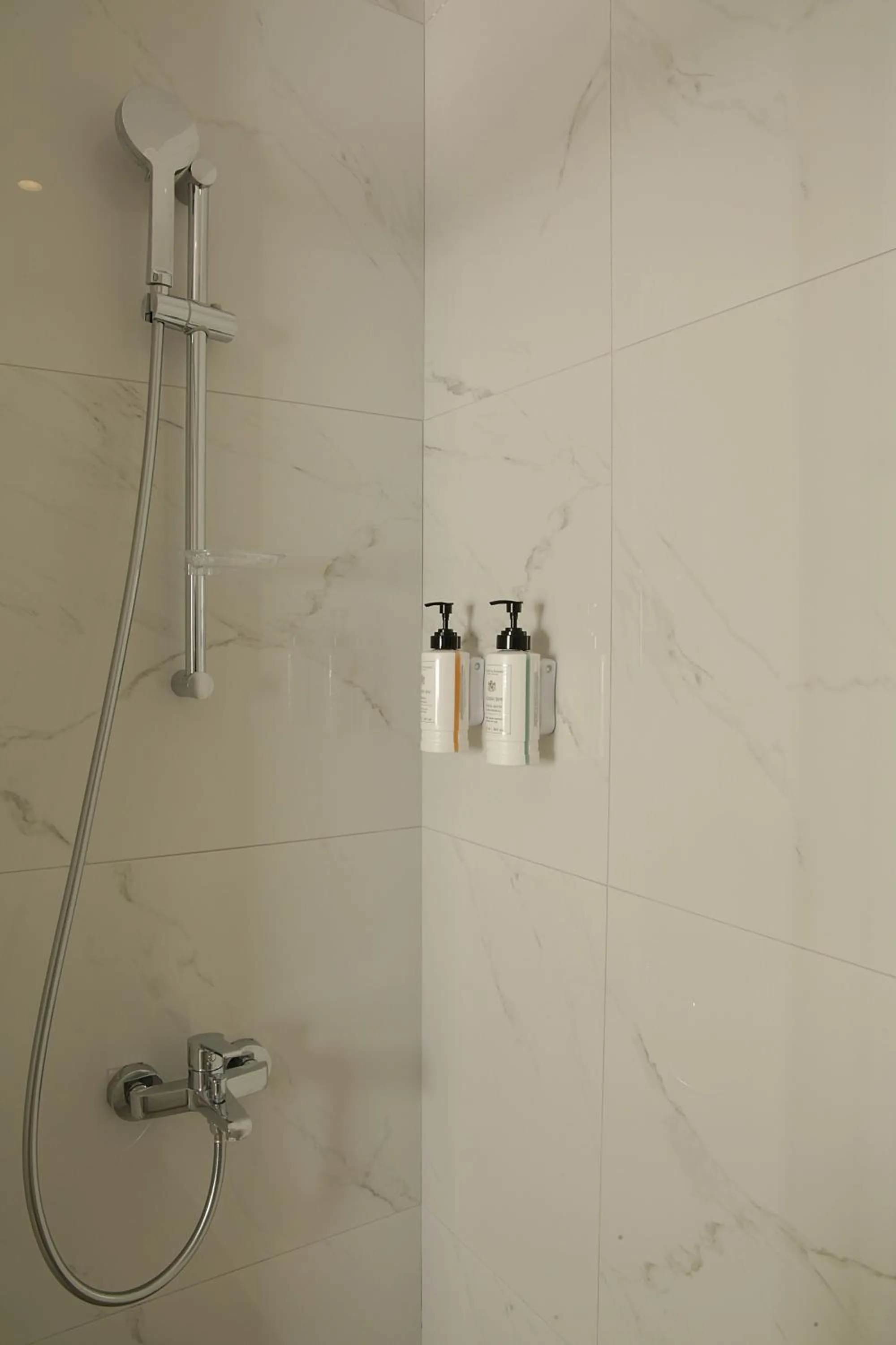 Shower in Tress Hotel