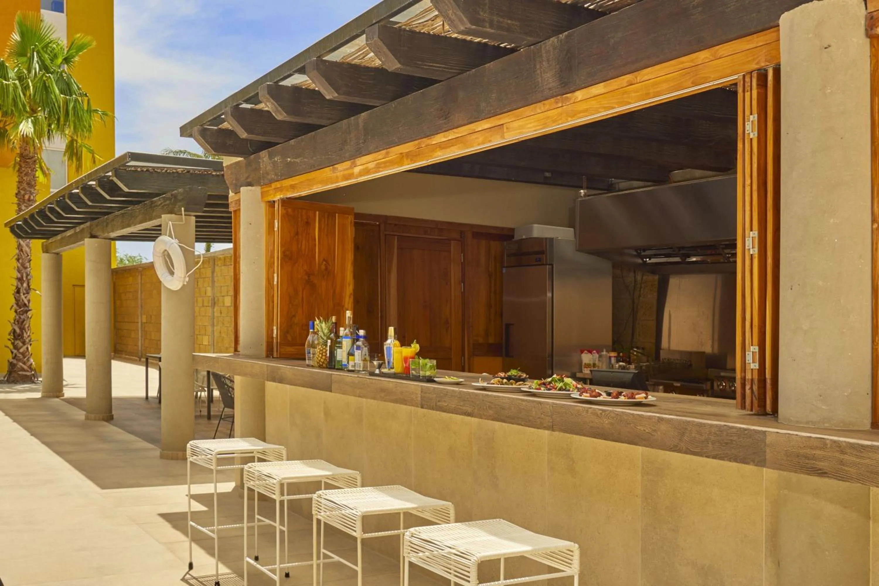 Lounge or bar in City Express Suites by Marriott Cabo San Lucas