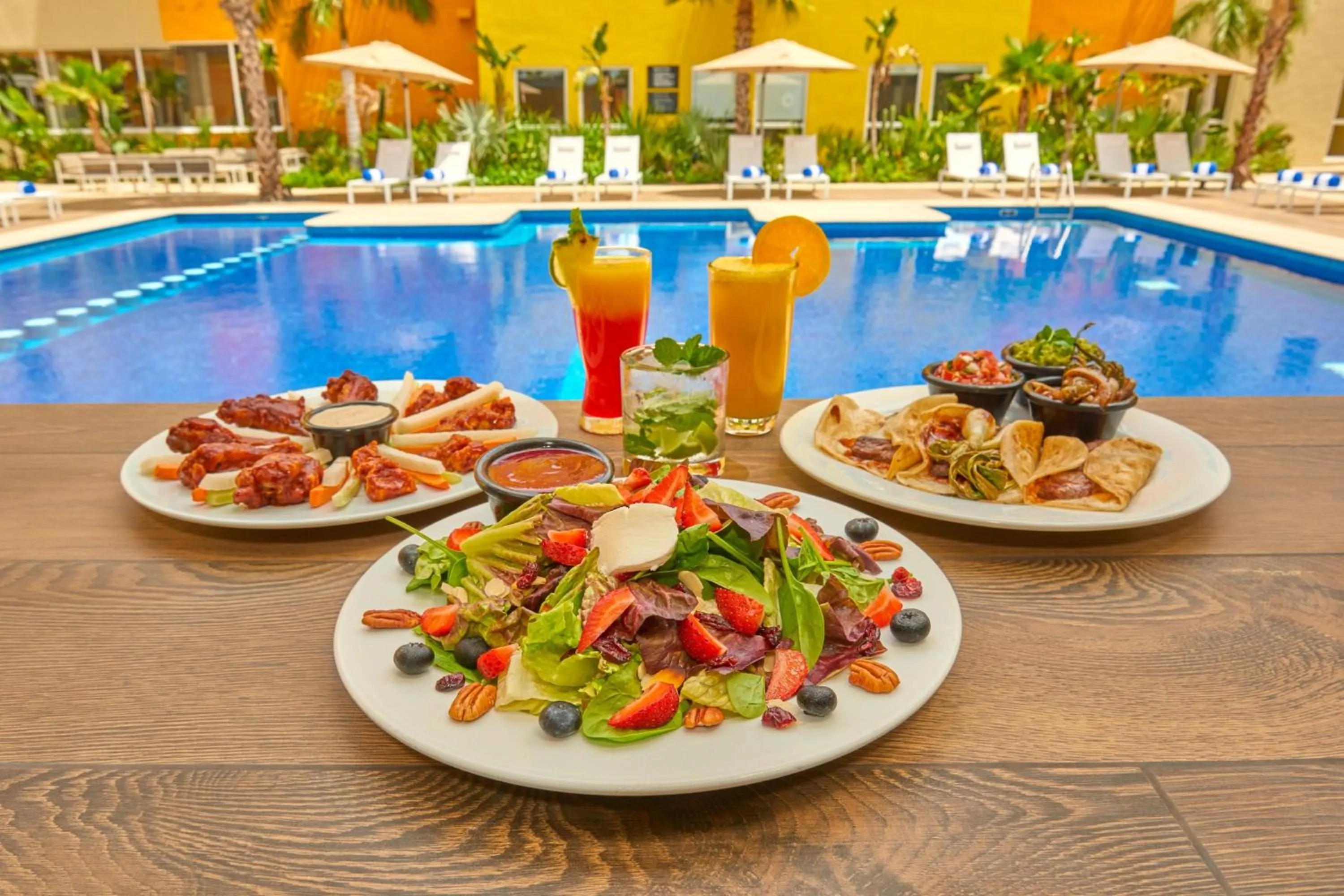 Restaurant/places to eat in City Express Plus by Marriott Cabo San Lucas