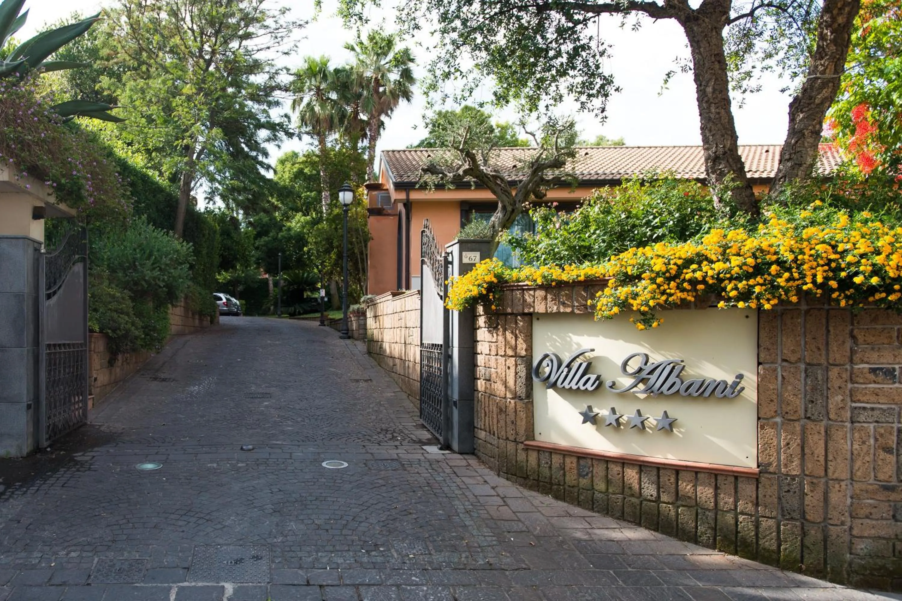 Property building in Hotel Villa Albani