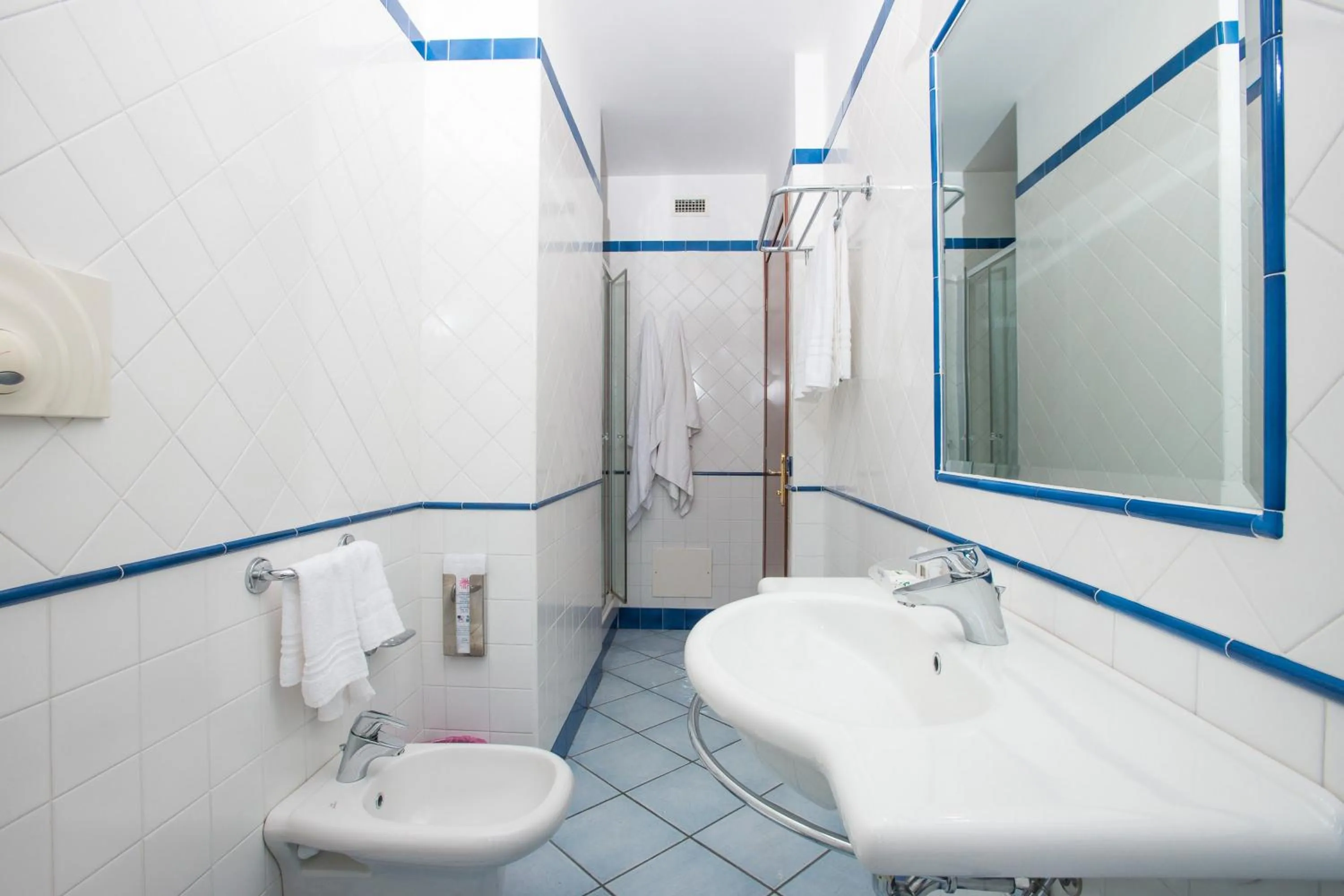 Bathroom in Hotel Villa Albani