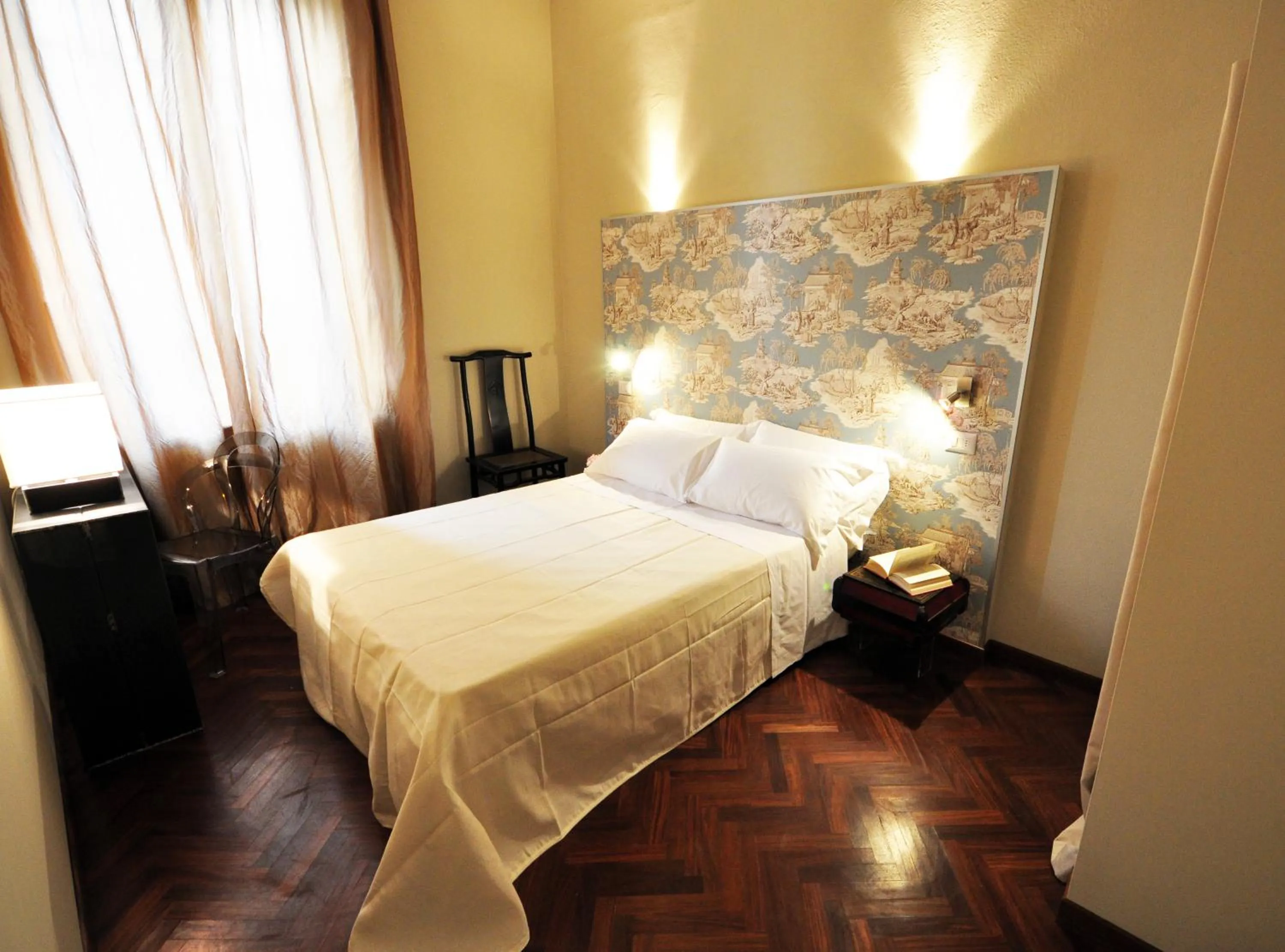 Photo of the whole room, Bed in Lucca in Villa Lucrezia