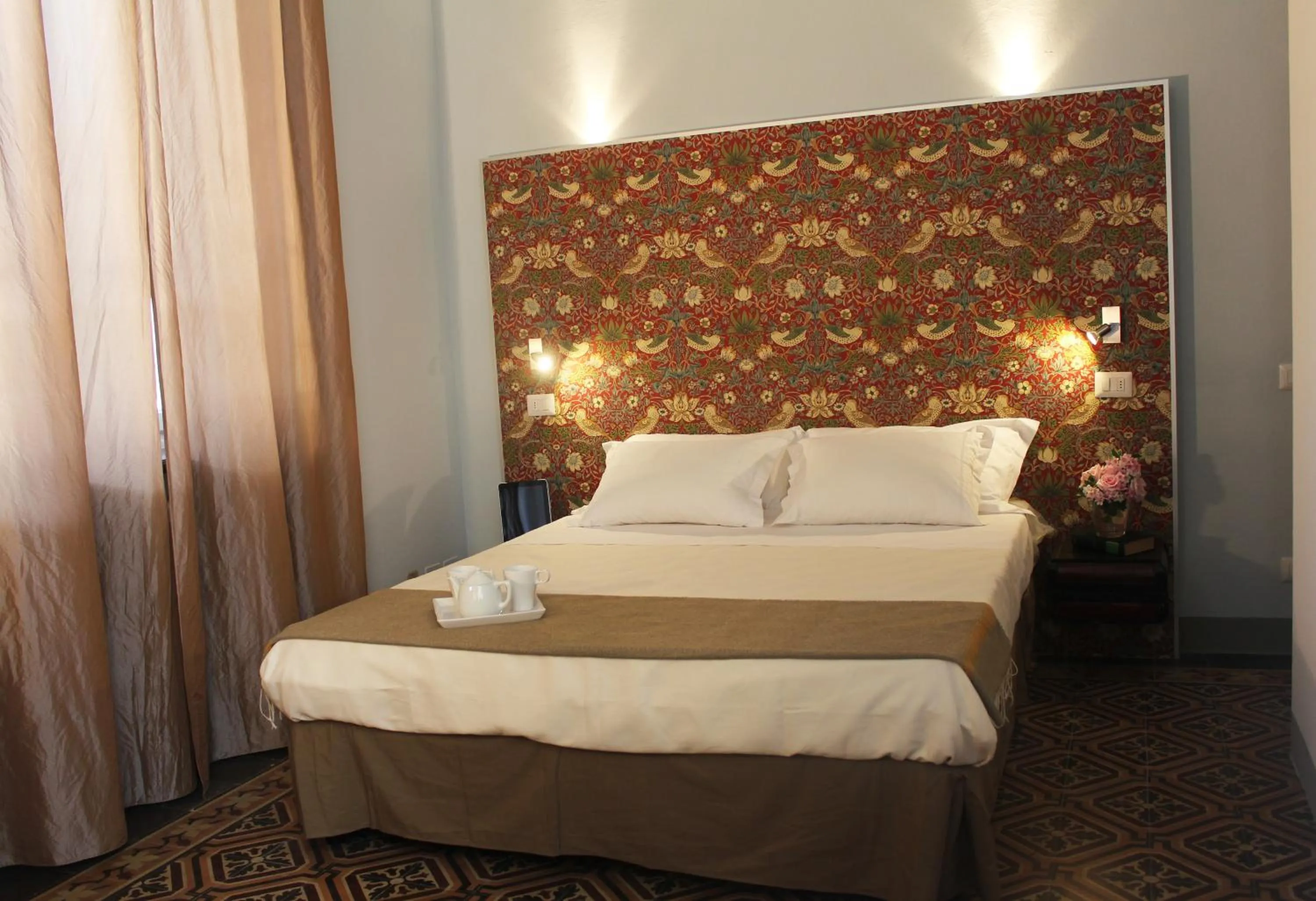 Photo of the whole room, Bed in Lucca in Villa Lucrezia