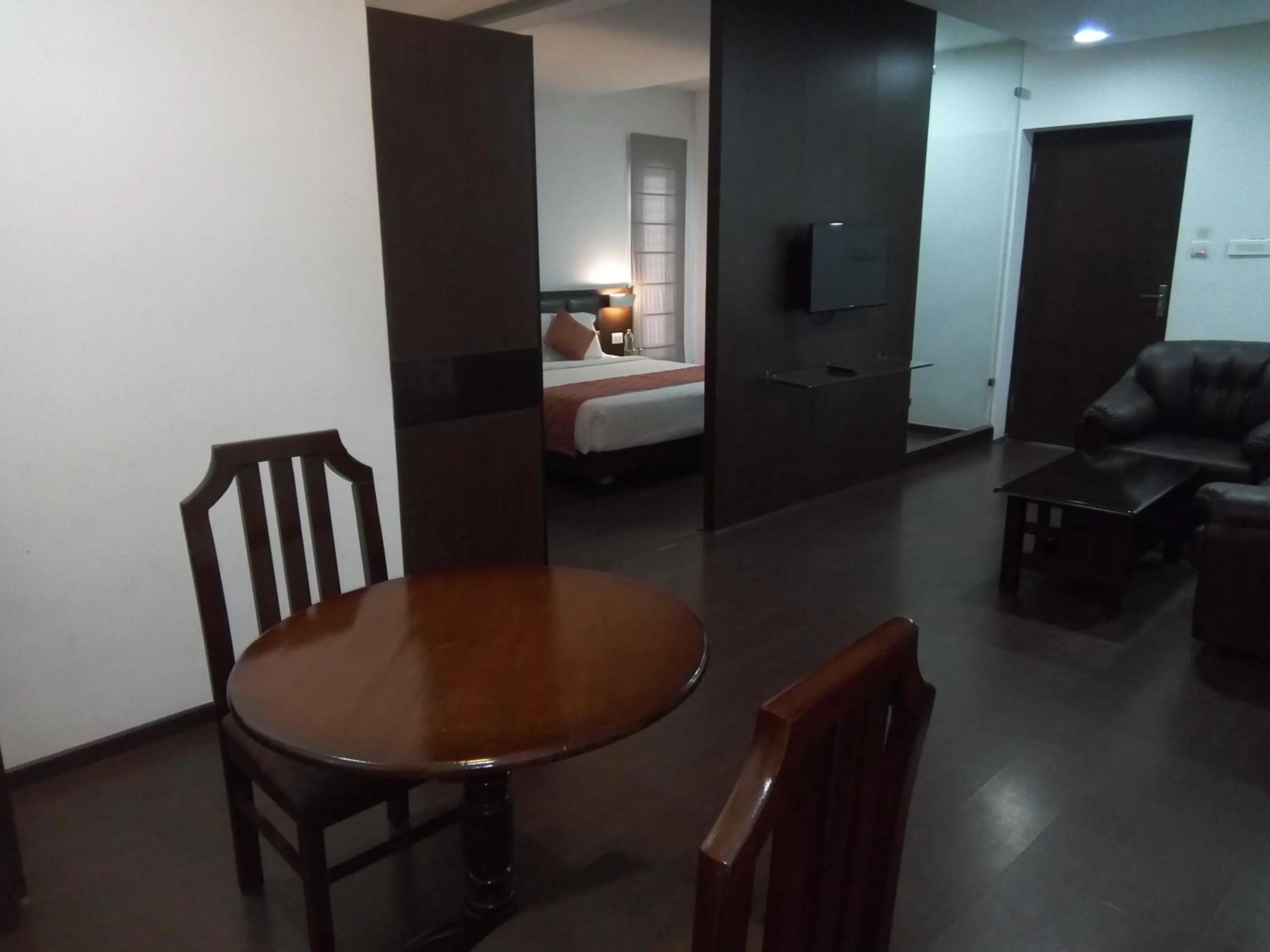 Photo of the whole room in R T Hill View