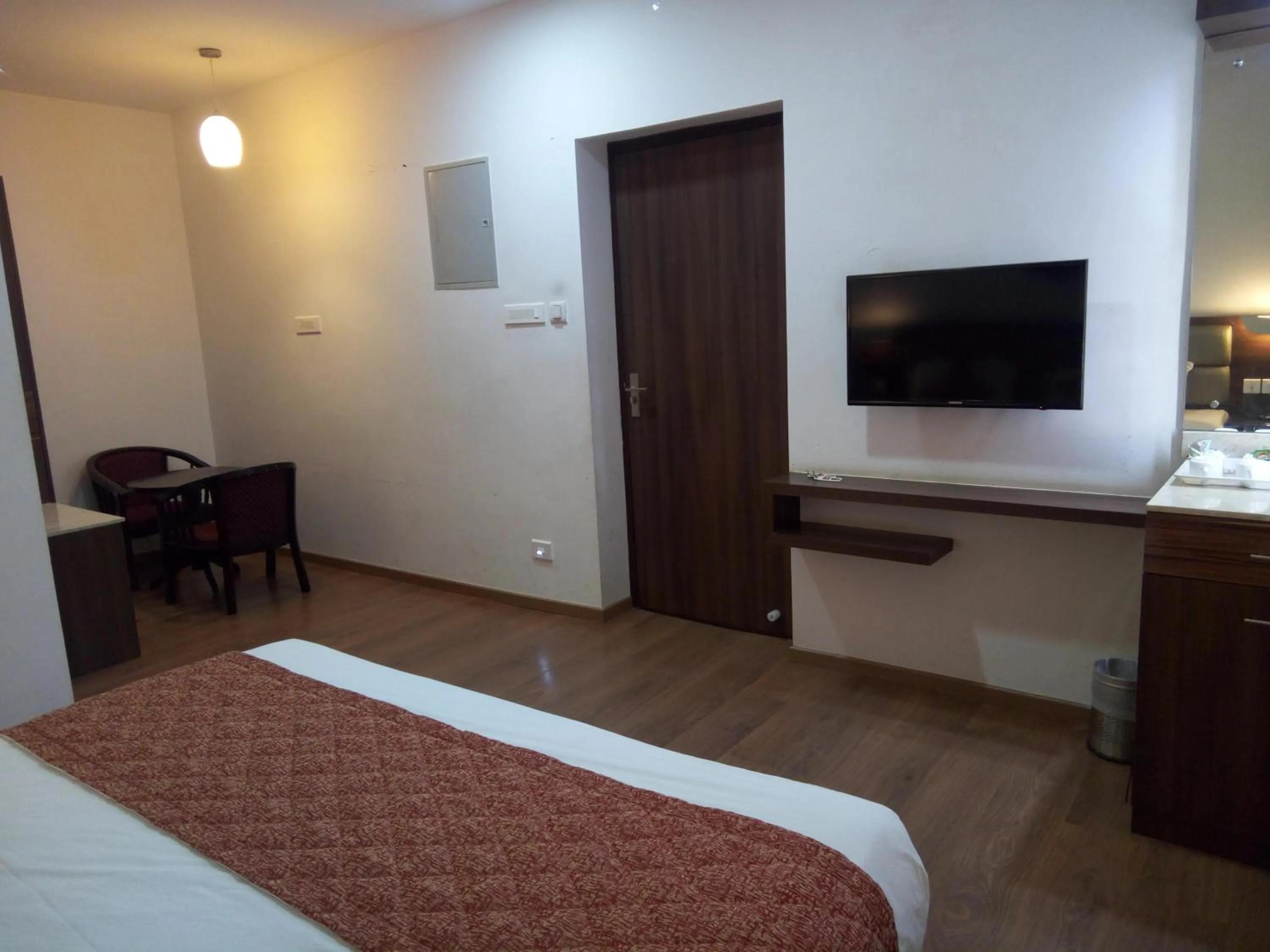 Photo of the whole room, Bed in R T Hill View