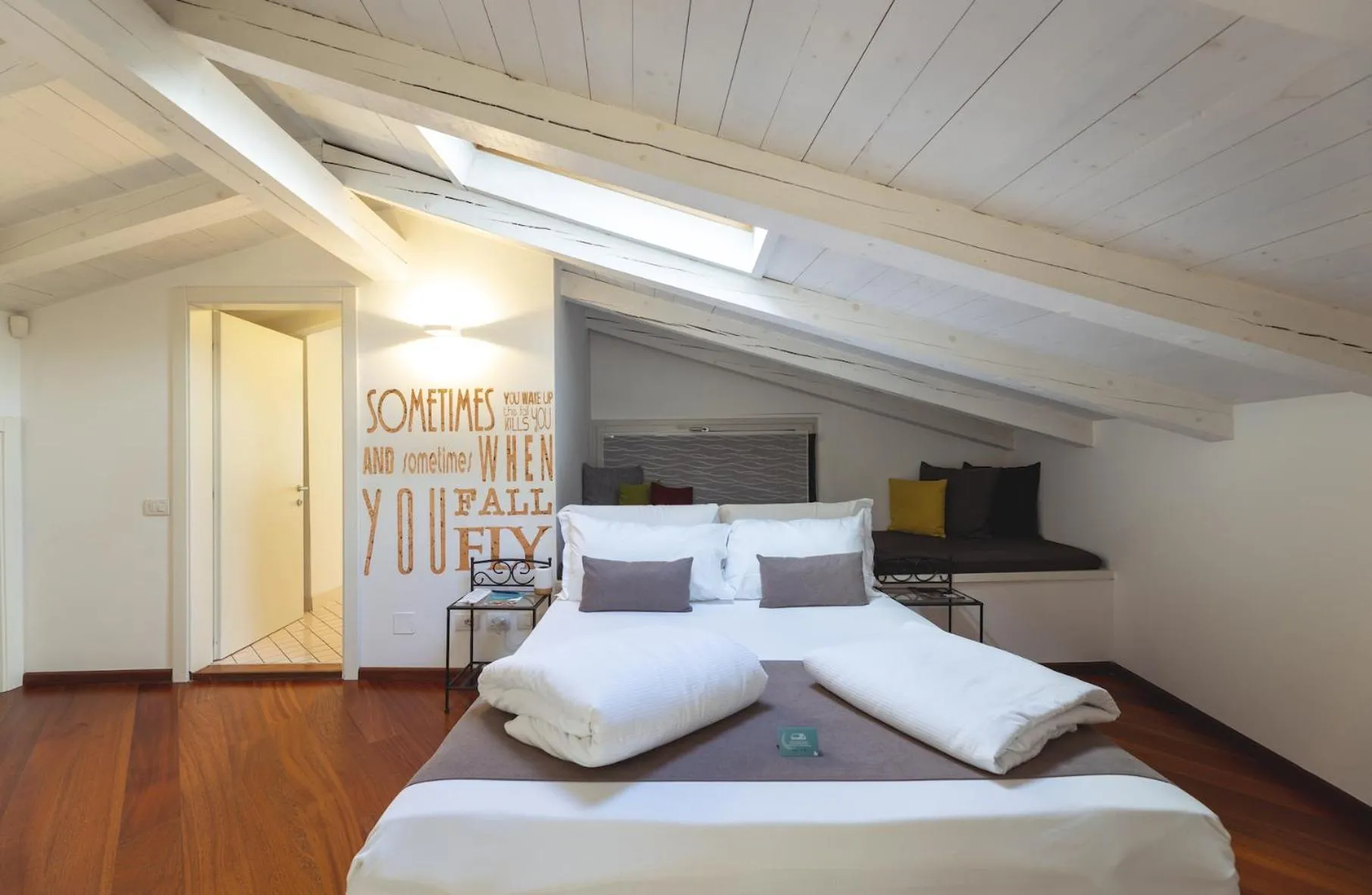 Photo of the whole room, Bed in Hi Room vicolo del vò