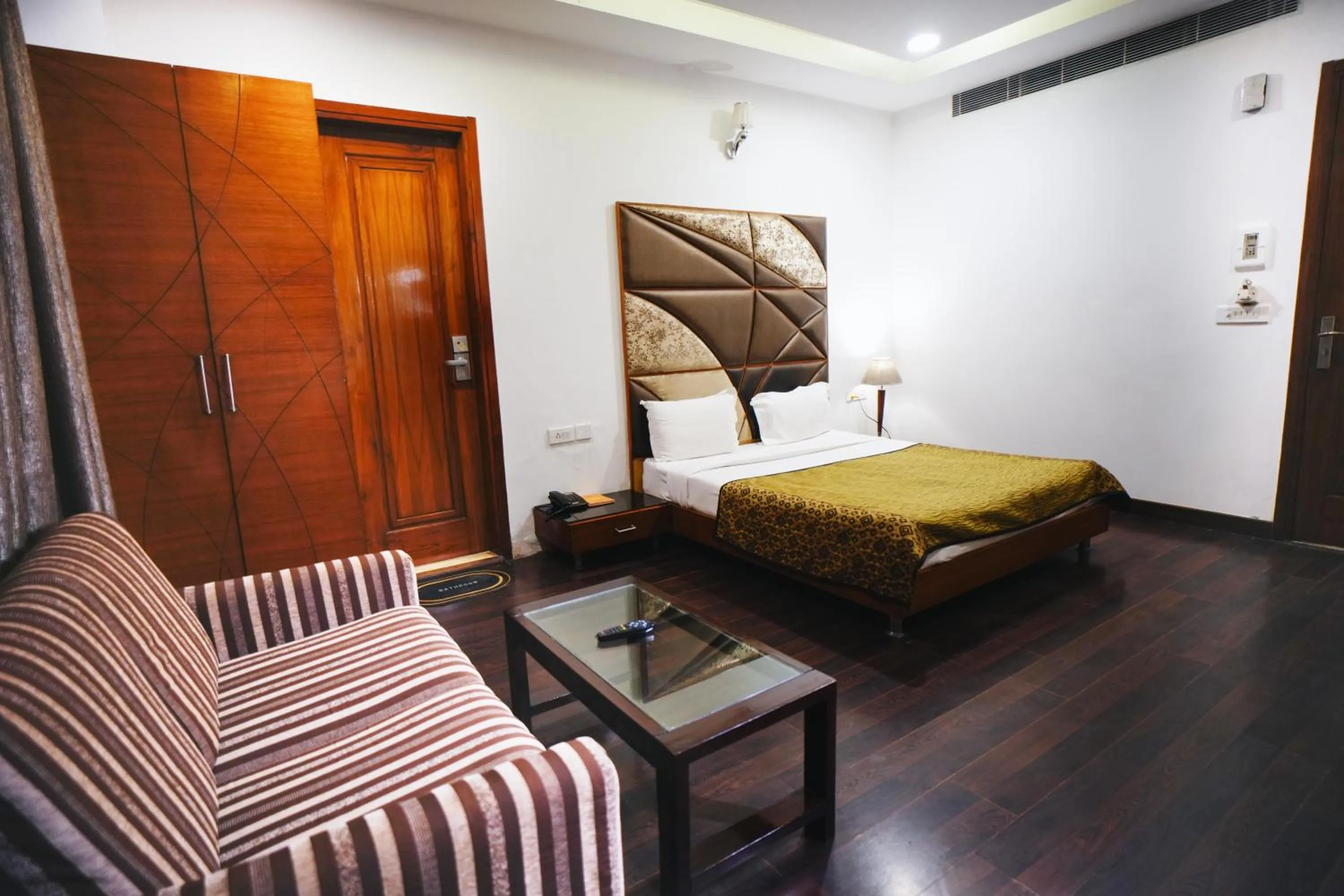 Photo of the whole room in Hari's Court Inns & Hotels