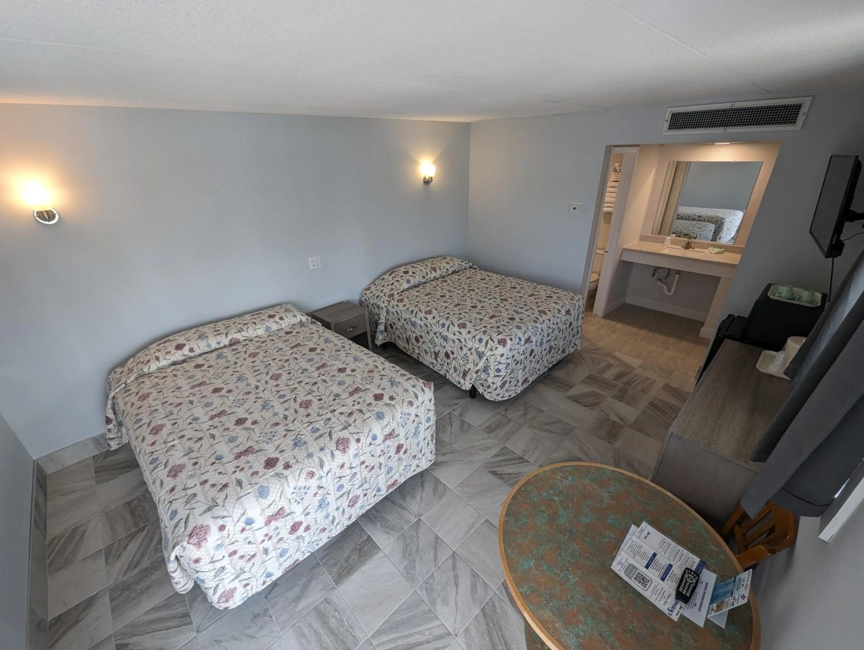 Bed in Admiral Resort Motel
