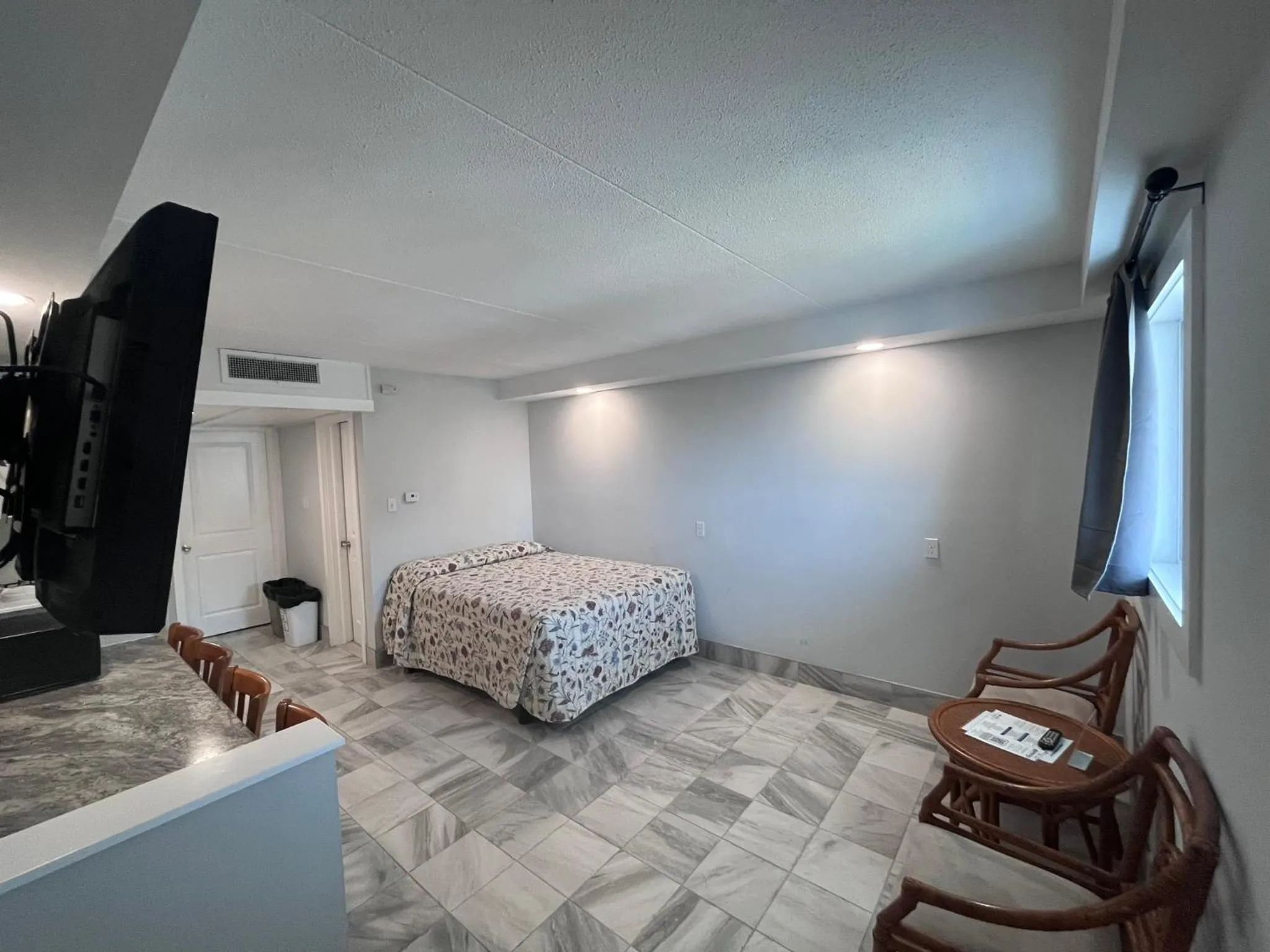 Living room, Bed in Admiral Resort Motel
