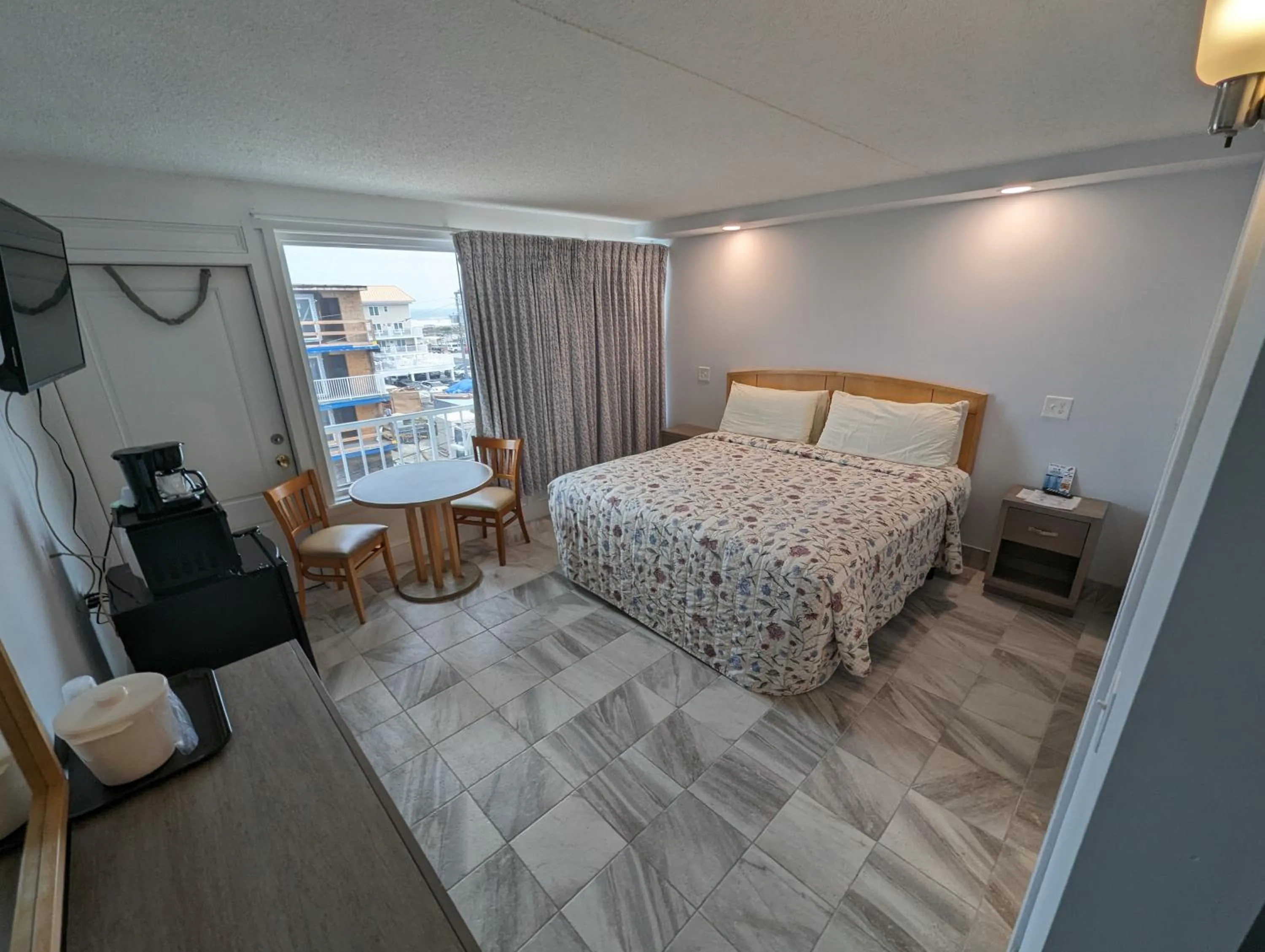 Bed in Admiral Resort Motel