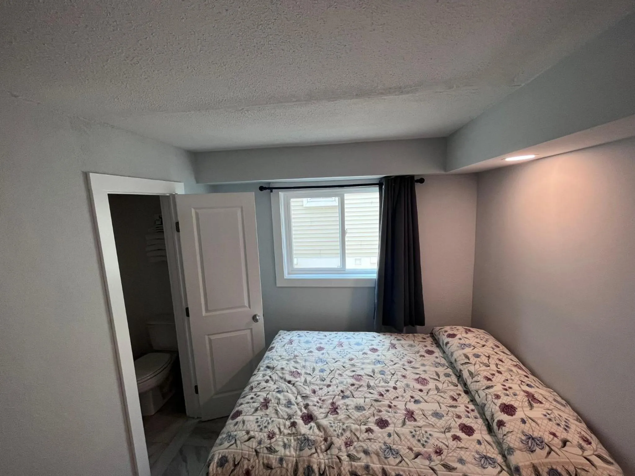 Bed in Admiral Resort Motel