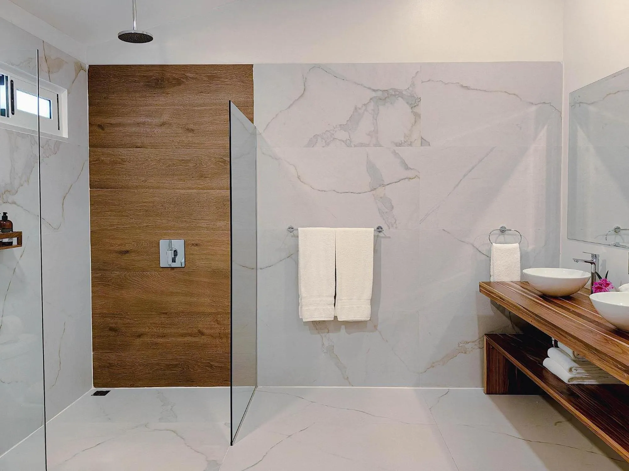 Shower in Cloud Forest Lodge