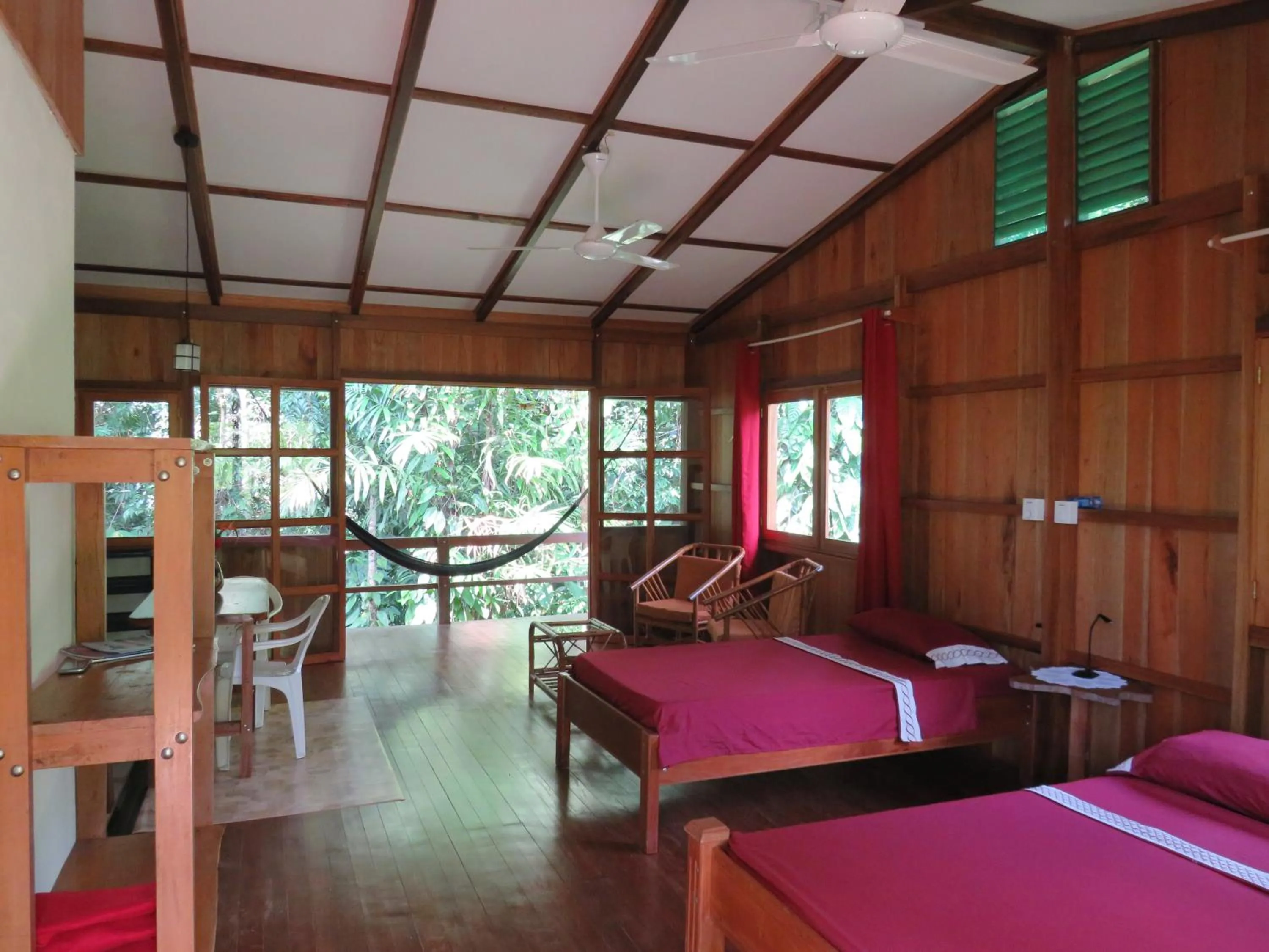 Photo of the whole room, Bed in Cabañas Bajo Bosque Drake