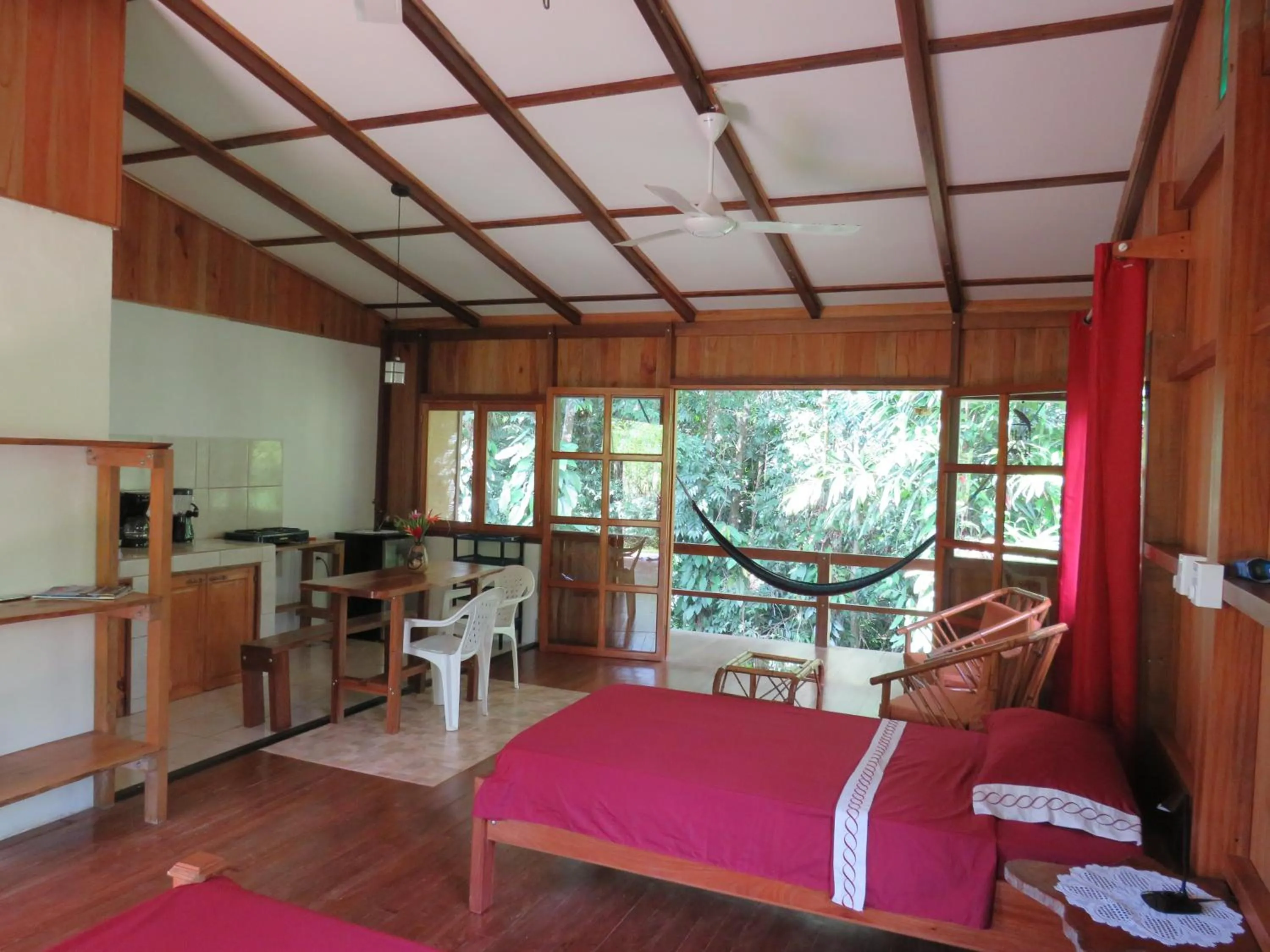 Photo of the whole room, Bed in Cabañas Bajo Bosque Drake
