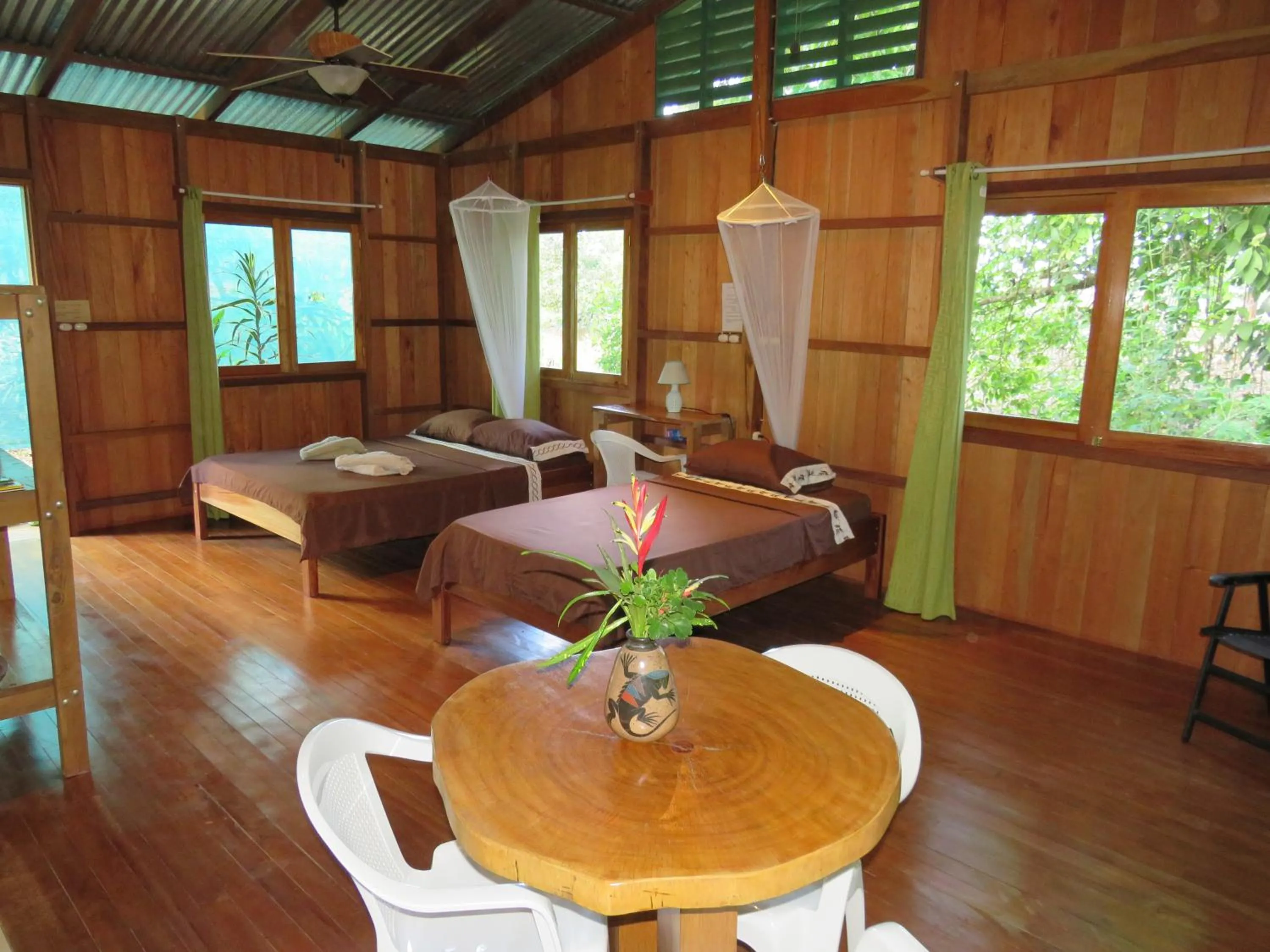 Photo of the whole room, Bed in Cabañas Bajo Bosque Drake