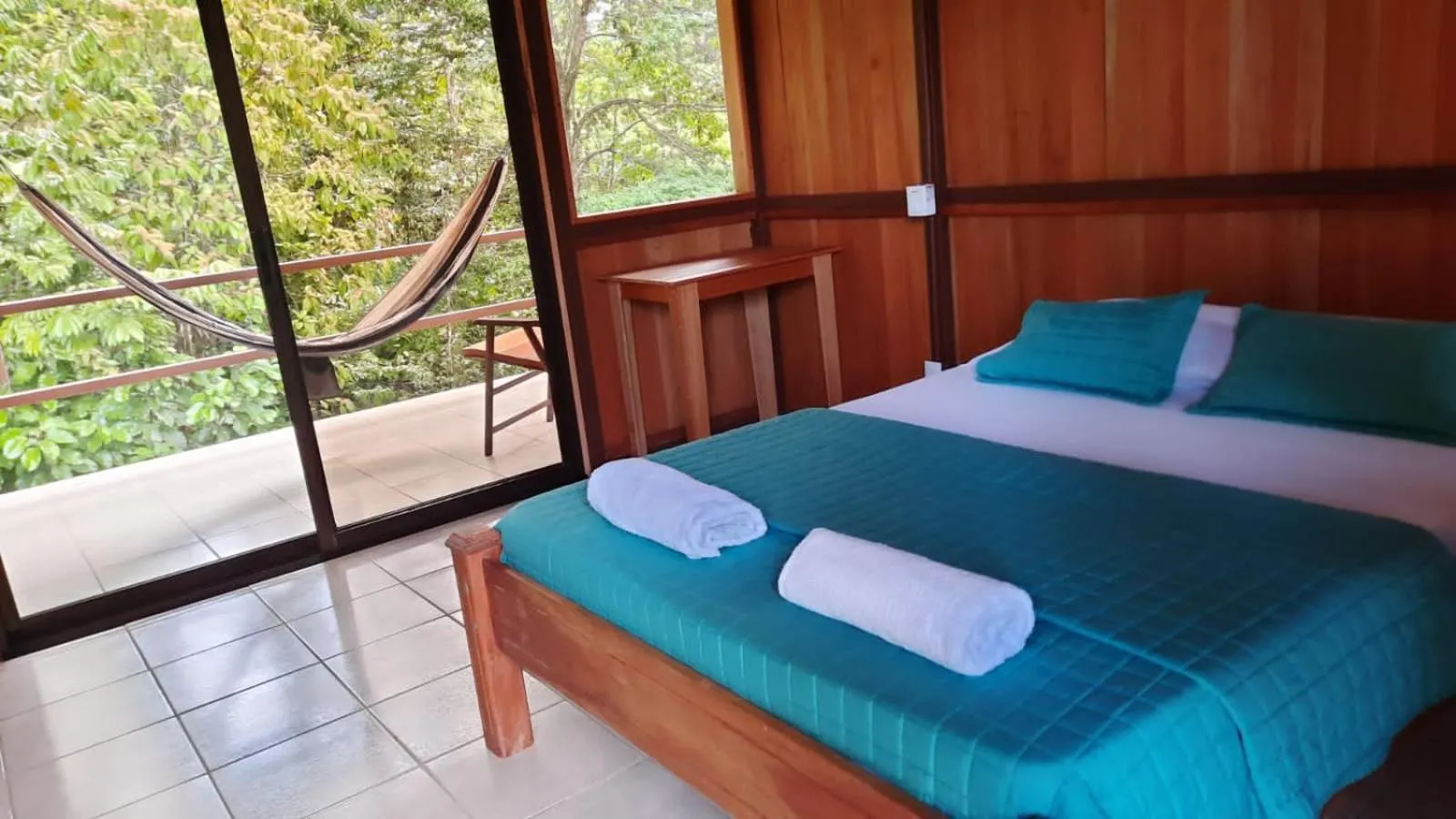 Photo of the whole room, Bed in Cabañas Bajo Bosque Drake