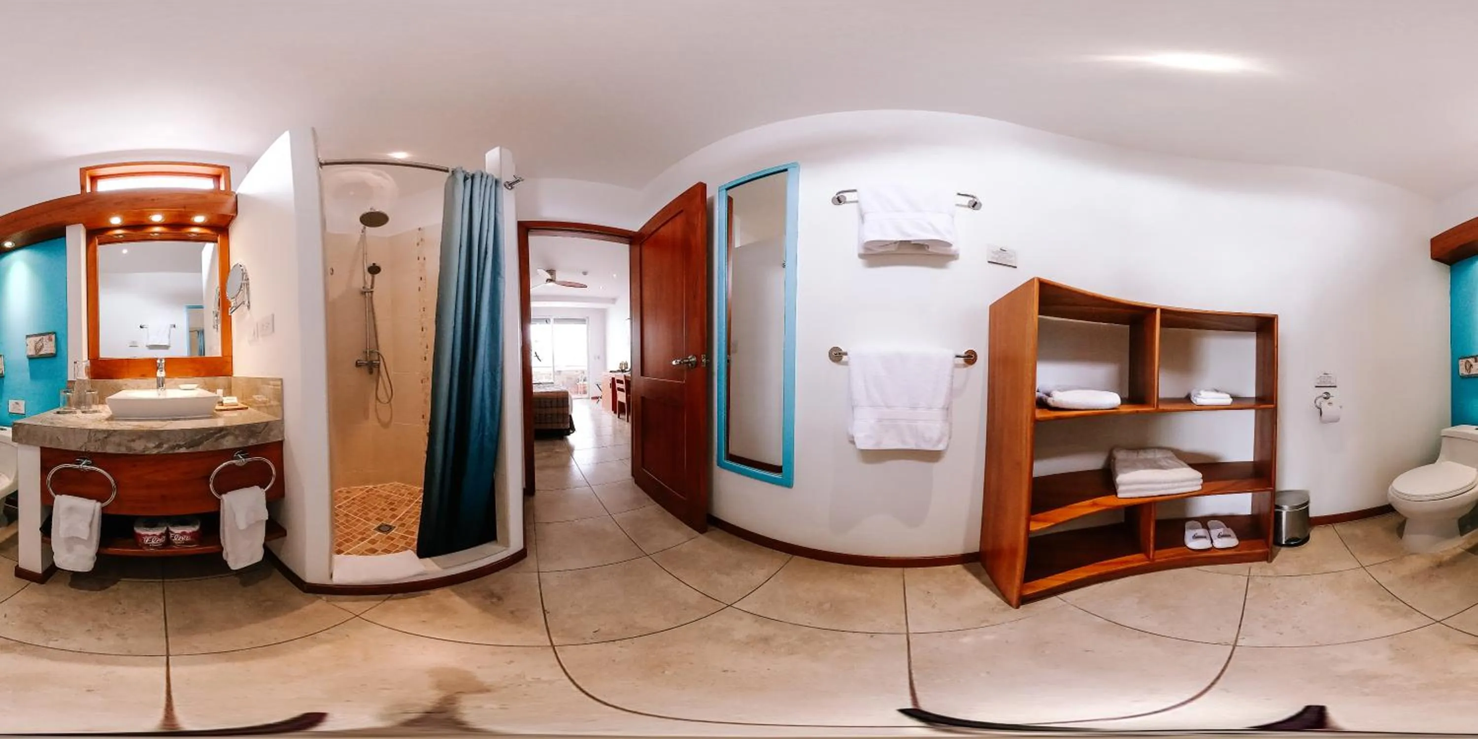 Bathroom, Bed in Hotel Cucuve