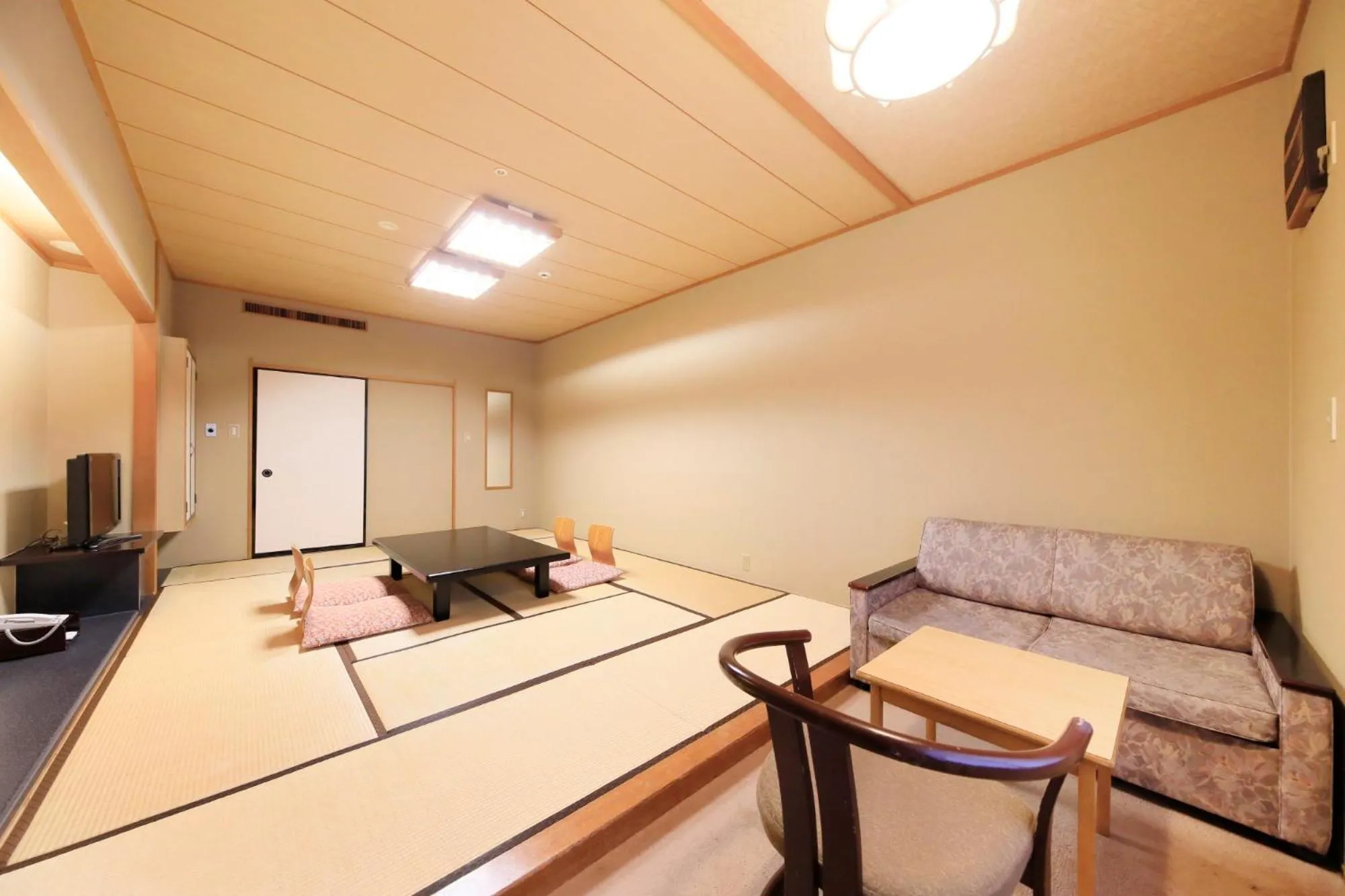 Photo of the whole room in Aishinkan