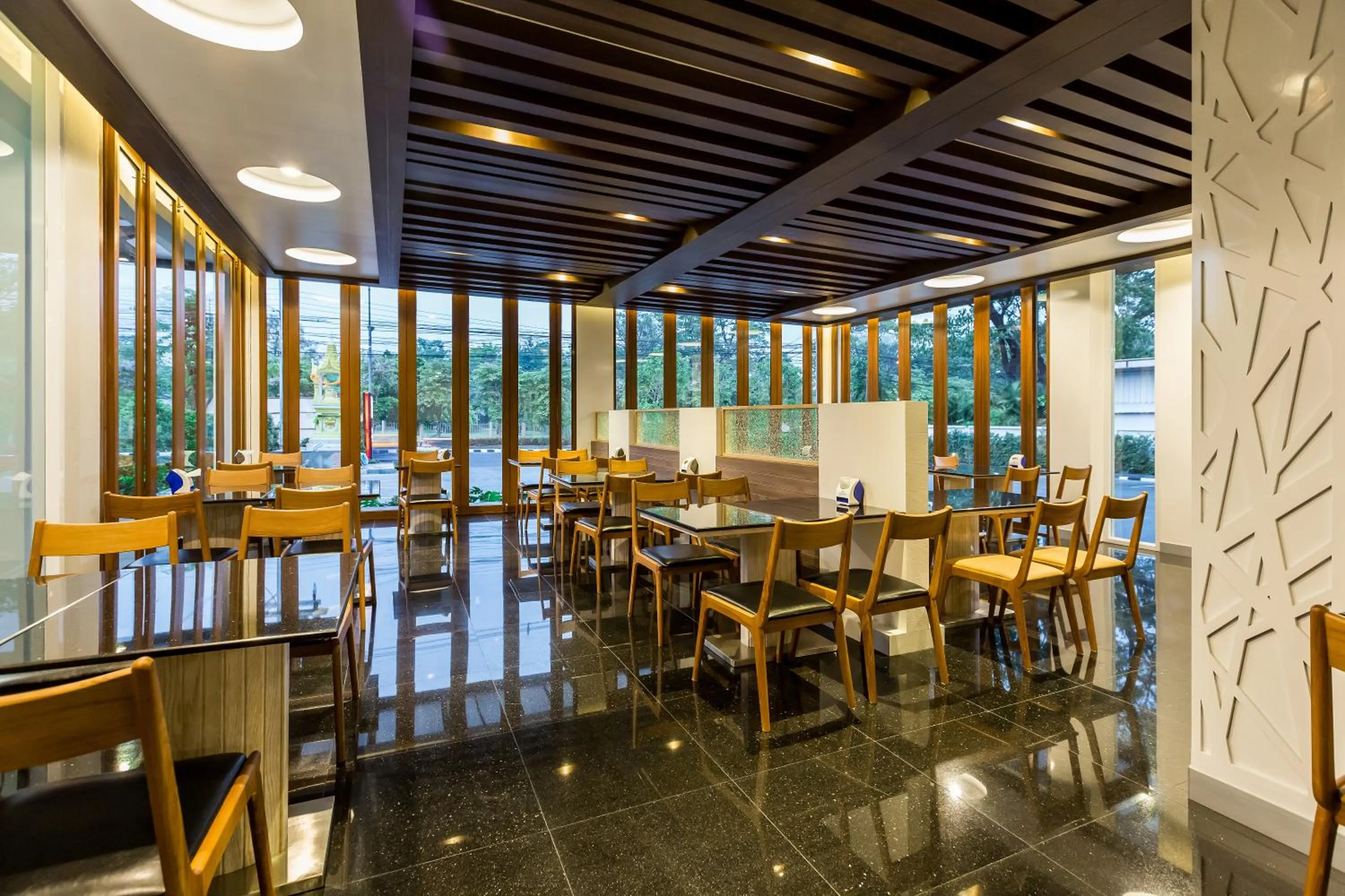 Restaurant/places to eat in V Hotel Ubon Ratchathani