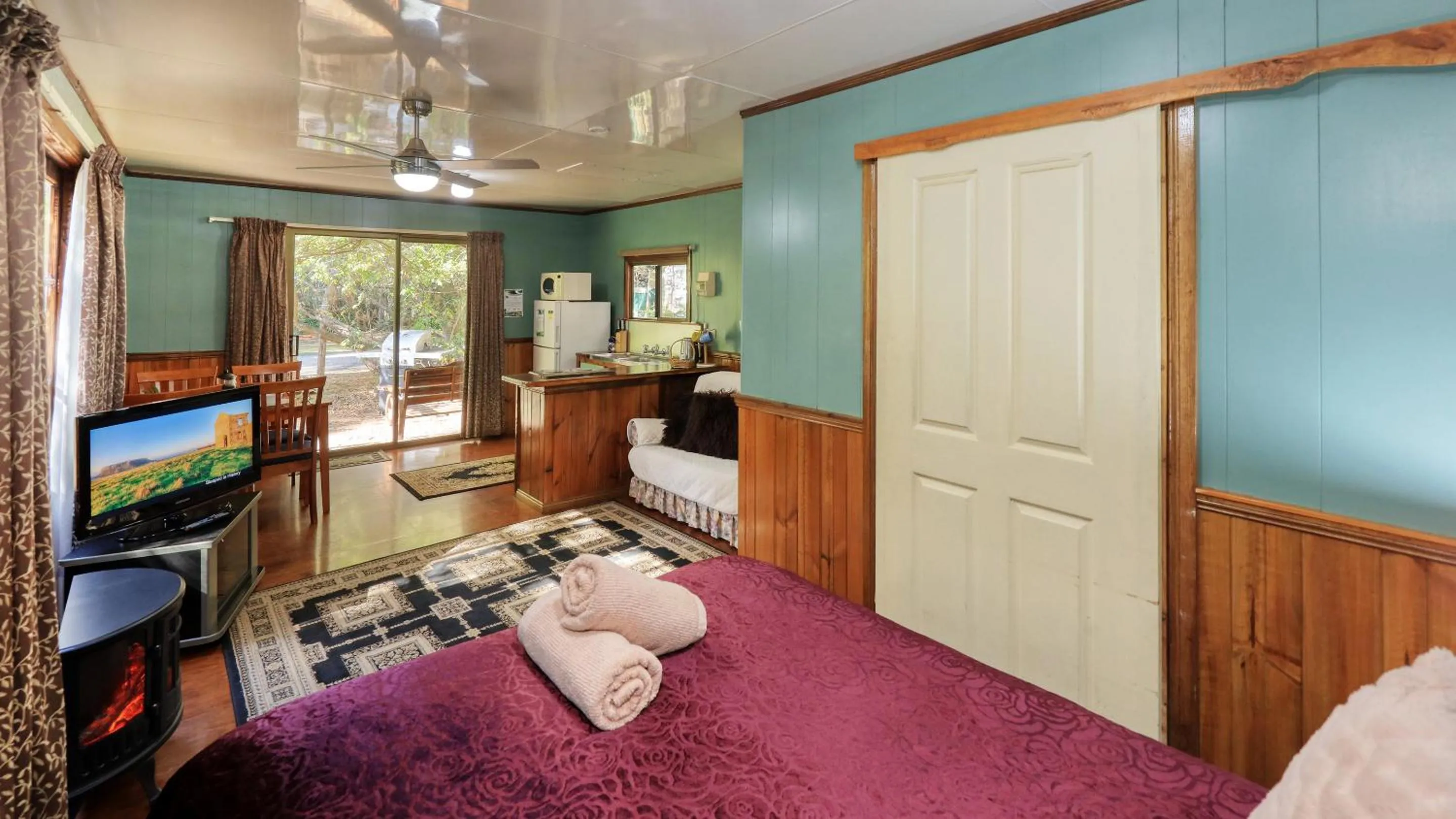 TV and multimedia, Bed in Crayfish Creek Van & Cabin Park