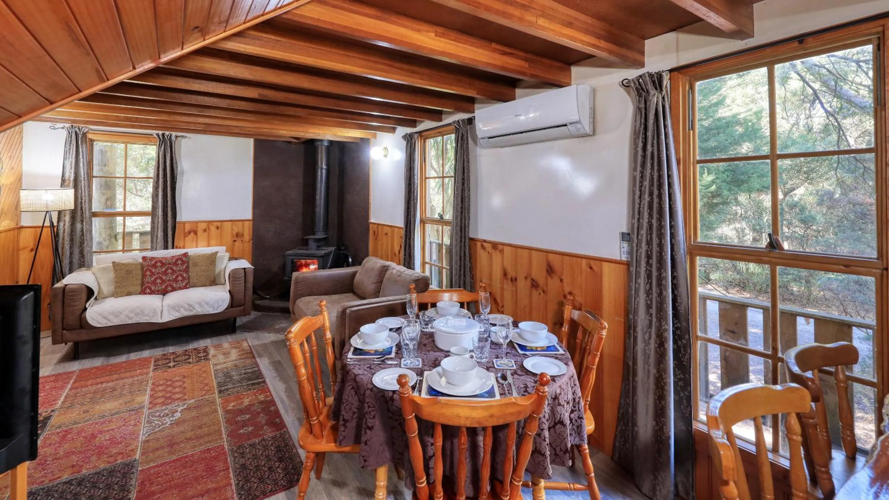 Dining area in Crayfish Creek Van & Cabin Park